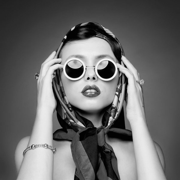 Προτάσεις για διακόσμησηΟ πίνακας σε καμβά FAS-002 προσφέρει μια κομψή και μοντέρνα αισθητική που μπορεί να ενσωματωθεί σε διάφορα στυλ διακόσμησης. Σε έναν μοντέρνο χώρο, μπορεί να λειτουργήσει ως κεντρικό στοιχείο με τις κομψές γραμμές και τις μόδα-εμπνευσμένες απεικονίσεις του. Σε έναν μινιμαλιστικό χώρο, το μονοχρωματικό του στυλ και οι καθαρές γραμμές του τονίζουν την απλότητα και την κομψότητα, ενώ σε έναν κλασικό χώρο, ο πίνακας προσθέτει μια σύγχρονη πινελιά χωρίς να παραβιάζει την κλασική αρμονία. Οι αποχρώσεις και το ύφος του πίνακα δημιουργούν έναν αέρα φινέτσας και σύγχρονης αισθητικής, καθιστώντας τον ιδανική προσθήκη για κάθε εσωτερικό χώρο.Λίγα λόγια για τον πίνακαΟ FAS-002 είναι ένας πίνακας σε καμβά που αντανακλά τις τάσεις του σύγχρονου κόσμου της μόδας. Το έντονο κοντράστ των χρωμάτων και η χρήση του φωτός δημιουργούν έναν συναρπαστικό οπτικό διάλογο που ελκύει τον θεατή. Τα μοτίβα και οι υφές του πίνακα άλλωστε ενσωματώνουν την ιδέα της μόδας, προσφέροντας ελευθερία και ευελιξία στη μεταφορά ιδεών. Η χρήση του φωτός εδώ συμβολίζει την ελπίδα και την επινοητικότητα στον κόσμο της υψηλής ραπτικής, δίνοντας μια βαθύτερη διάσταση στην παρουσίασή του.Ο πίνακας δημιουργεί μια αίσθηση εκλεπτυσμένης κομψότητας και ανεπιτήδευτης δυναμικότητας. Η σχεδίαση και η περισπούδαστη χρήση των χρωμάτων μεταφέρουν μια βαθιά αίσθηση επινοητικότητας και τάσης, ενθαρρύνοντας τον θεατή να ανακαλύψει τη σύνδεση μεταξύ τέχνης και μόδας. Καθώς παρατηρεί κανείς τις λεπτομέρειες του έργου, μπορεί να αισθανθεί την αρμονία και την καινοτομία που προσφέρει σε κάθε χώρο.Ψηφιακή εκτύπωση σε καμβά. Ο καμβάς είναι υψηλής ποιότητας, ειδικός για ψηφιακή εκτύπωση που αναδεικνύει τα χρώματα. Είναι ιδανικός για διακόσμηση εσωτερικών χώρων. Παραλαμβάνετε τον πίνακα με την ψηφιακή εκτύπωση καμβά, τελαρωμένο σε τελάρο από ανθεκτικό ξύλο 2εκ, στη διάσταση που θέλετε.