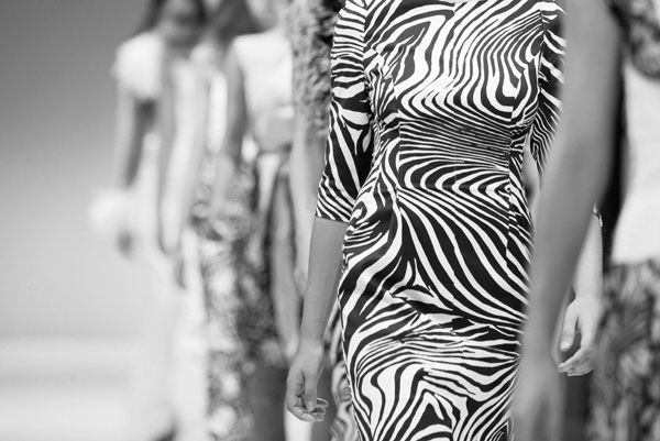 Προτάσεις για διακόσμησηΟ πίνακας σε καμβά FAS-024 αποτελεί μια εξαιρετική προσθήκη για χώρους με σύγχρονο και εκλεπτυσμένο στυλ. Οι καθαρές γραμμές και οι μονόχρωμες αποχρώσεις τον καθιστούν ιδανικό για μοντέρνα και μινιμαλιστικά περιβάλλοντα, προσδίδοντας μια αίσθηση κομψότητας και σοφιστικέ αισθητικής. Για τολμηρούς, πιο εκσυγχρονισμένους χώρους, η επιλογή αυτού του έργου μπορεί να αποτελέσει το κεντρικό κομμάτι διακόσμησης, προσδίδοντας χαρακτήρα και ύφος. Σε έναν κλασικό χώρο, μπορεί να προστεθεί ως αντιπαράθεση για να δημιουργήσει ενδιαφέρουσες αντιθέσεις.Λίγα λόγια για τον πίνακαΑυτή η σύγχρονη δημιουργία εκφράζει την τάση του μοντερνισμού στη μόδα μέσω της αφαιρετικής προσέγγισης και της φωτογραφικής αποτύπωσης. Οι λεπτομέρειες της φωτογραφίας αναδεικνύουν την κομψότητα της μόδας, ενώ η χρήση του φωτός και οι σκιές προσδίδουν βάθος και διάσταση. Οι διακριτικές αντιθέσεις στις αποχρώσεις του γκρι δημιουργούν μια αρμονική ισορροπία, υπογραμμίζοντας τη λεπτότητα και την εκλεπτυσμένη φύση του θέματος. Η επιδέξια χρήση των φωτογραφικών τεχνικών κάποιας στιγμής αποτυπώνει την αιωνιότητα και την αμεσότητα, κόβοντας την ανάσα.Ο πίνακας σε καμβά FAS-024 μεταφέρει μια βαθιά αίσθηση δυναμισμού και κομψότητας, χαρίζοντας μια διαχρονική γοητεία στο περιβάλλον του. Αυτή η φωτογραφία ενσωματώνει μοναδικά στοιχεία της μόδας και αναδεικνύει τη φινέτσα της στις λεπτομέρειες. Η ενέργεια και η κίνηση αποπνέονται μέσα από την εικόνα, προκαλώντας έντονα συναισθήματα στο θεατή και προσκαλώντας τον να βυθιστεί στο κομψό κόσμο της σύγχρονης μόδας.Ψηφιακή εκτύπωση σε καμβά. Ο καμβάς είναι υψηλής ποιότητας, ειδικός για ψηφιακή εκτύπωση που αναδεικνύει τα χρώματα. Είναι ιδανικός για διακόσμηση εσωτερικών χώρων. Παραλαμβάνετε τον πίνακα με την ψηφιακή εκτύπωση καμβά, τελαρωμένο σε τελάρο από ανθεκτικό ξύλο 2εκ, στη διάσταση που θέλετε.