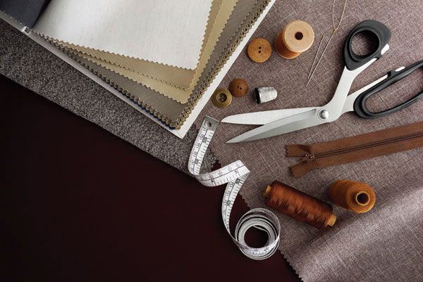 Προτάσεις για διακόσμησηΟ πίνακας σε καμβά FAS-026 έχει μια σύγχρονη γοητεία που μπορεί να ενσωματωθεί τόσο σε μοντέρνους όσο και σε μινιμαλιστικούς χώρους. Η κομψότητά του τον καθιστά ιδανικό για χώρους όπου κυριαρχεί το λευκό και το γκρι, προσθέτοντας μια πινελιά πολυτέλειας και στυλ. Σε κλασικό περιβάλλον, μπορεί να αποτελέσει το μοντέρνο στοιχείο που αντιπαρατίθεται ευχάριστα με παραδοσιακά έπιπλα και λεπτομέρειες, δημιουργώντας μια ισορροπία μεταξύ ρετρό και νεωτερικότητας.Λίγα λόγια για τον πίνακαΟ πίνακας σε καμβά FAS-026 ανήκει στην κατηγορία της μόδας, απεικονίζοντας μοντέρνες και κομψές γραμμές που αποπνέουν αίσθηση στιλιστικής ανωτερότητας. Με τη χρήση έντονων χρωμάτων και καθαρών, ευδιάκριτων λεπτομερειών, ο καλλιτέχνης δημιουργεί μια σύνθεση που μαγνητίζει το βλέμμα. Η φωτογραφία προκαλεί έντονη εστίαση στις λεπτομέρειες, δίνοντας έμφαση στους τρόπους ένδυσης και στις σύγχρονες τάσεις της μόδας. Το έργο αποτελεί έναν εξαιρετικό συνδυασμό ισορροπίας και αντιθέσεων, ενσωματώνοντας μοναδικά την τέχνη της φωτογραφίας με το στοιχείο της μόδας.Η φωτογραφία αυτή δημιουργεί μια αίσθηση δυναμισμού και κίνησης, ενώ ταυτόχρονα αποπνέει κομψότητα και στυλ. Ο πίνακας FAS-026 μεταφέρει μια βαθιά αίσθηση της σύγχρονης μόδας, προκαλώντας στον θεατή ενδιαφέρον και έμπνευση. Εμπνέει ακριβώς αυτό το ανεξίτηλο στυλ που αναζητούν όσοι επιθυμούν να εισάγουν τη σφαίρα της μόδας στη διακόσμησή τους. Οι θεατές, τόσο λάτρεις της μόδας όσο και γνώστες της τέχνης, θα ανακαλύψουν μια εκλεπτυσμένη σύνθεση που κινεί τα ενδόμυχα συναισθήματα για την τέχνη και τη δημιουργικότητα.Ψηφιακή εκτύπωση σε καμβά. Ο καμβάς είναι υψηλής ποιότητας, ειδικός για ψηφιακή εκτύπωση που αναδεικνύει τα χρώματα. Είναι ιδανικός για διακόσμηση εσωτερικών χώρων. Παραλαμβάνετε τον πίνακα με την ψηφιακή εκτύπωση καμβά, τελαρωμένο σε τελάρο από ανθεκτικό ξύλο 2εκ, στη διάσταση που θέλετε.