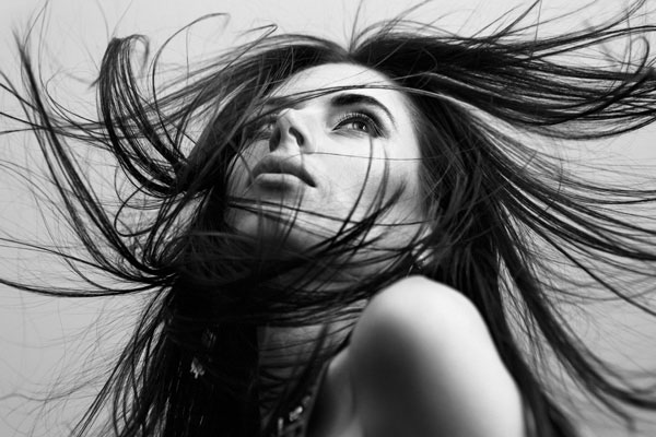 Προτάσεις για διακόσμησηΟ πίνακας σε καμβά FAS-034 ενσωματώνει την υψηλή αισθητική και την κομψότητα, κάνοντάς τον ιδανικό για μια ποικιλία στυλ διακόσμησης. Στον μοντέρνο χώρο μπορεί να τοποθετηθεί σε μια μινιμαλιστική διαρρύθμιση, προσφέροντας μια εκλεπτυσμένη πινελιά με τις γραμμές και τις αποχρώσεις του. Στον κλασικό χώρο, λειτουργεί ως το κεντρικό κομμάτι που συνδυάζει το διαχρονικό με το σύγχρονο, ενώ σε έναν βιομηχανικό χώρο προσθέτει μια αίσθηση πολυτέλειας που έρχεται σε αντίθεση με την ακατέργαστη υφή του περιβάλλοντος.Λίγα λόγια για τον πίνακαΟ FAS-034 χρησιμοποιεί μια κομψή και σύγχρονη προσέγγιση, εξερευνώντας τη σχέση της μόδας και της τέχνης. Χαρακτηρίζεται από τις απαλές πινελιές και τις διακριτικές υφές που προσδίδουν μια πολυδιάστατη αίσθηση. Η παλέτα των χρωμάτων είναι ουδέτερη, αλλά με πινελιές έντονης αντίθεσης που τραβούν την προσοχή. Θέμα και Ιδέα: Η καταγραφή της μόδας ως έκφρασης της ανθρώπινης κατανάλωσης και αυτοέκφρασης αποτελεί βασικό άξονα του έργου.Ο πίνακας δημιουργεί μια αίσθηση κομψότητας και δυναμικής, προκαλώντας συναισθήματα έντονου θαυμασμού και σκέψης. Η σύνδεση με το θεατή είναι άμεση, επιτρέποντας μια προσωπική ερμηνεία που ποικίλλει ανάλογα με τον θεατή, ενώ η ισορροπία των στοιχείων καθοδηγεί το βλέμμα από μέρος σε μέρος, κεντρίζοντας την περιέργεια.Ψηφιακή εκτύπωση σε καμβά. Ο καμβάς είναι υψηλής ποιότητας, ειδικός για ψηφιακή εκτύπωση που αναδεικνύει τα χρώματα. Είναι ιδανικός για διακόσμηση εσωτερικών χώρων. Παραλαμβάνετε τον πίνακα με την ψηφιακή εκτύπωση καμβά, τελαρωμένο σε τελάρο από ανθεκτικό ξύλο 2εκ, στη διάσταση που θέλετε.