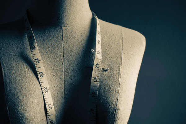 Προτάσεις για διακόσμησηΟ πίνακας σε καμβά FAS-035 προβάλλει μια κομψή και μοντέρνα αισθητική που ταιριάζει άψογα σε διάφορους εσωτερικούς χώρους. Για ένα σύγχρονο και μινιμαλιστικό περιβάλλον, ο πίνακας μπορεί να αναδείξει την κομψότητα του χώρου, ενισχύοντας με τις καθαρές γραμμές και τα εκλεπτυσμένα χρώματά του. Σε έναν πιο κλασικό χώρο, οι αποχρώσεις του πίνακα έρχονται σε αντίθεση με τις παραδοσιακές υφές και υλικά, προσφέροντας μια ενδιαφέρουσα ισορροπία ανάμεσα στο παλιό και το νέο. Ιδανικός και για καταστήματα μόδας ή κομψά γραφεία, εκεί όπου η ανάδειξη του στυλ είναι πρωταρχική.Λίγα λόγια για τον πίνακαΟ πίνακας FAS-035 άπτεται της θεματικής της μόδας, εξερευνώντας την σύγχρονη αισθητική και τον διαχρονικό χαρακτήρα του στυλ. Χρωματικά, κυρίαρχες είναι οι λεπτές αποχρώσεις που συνδυάζονται αρμονικά, δίνοντας έμφαση στη λεπτομέρεια και την εκλέπτυνση. Οι πινελιές είναι απαλές και ρέουσες, συμβάλλοντας σε μια αίσθηση κίνησης και ροής, που ενισχύει τη θεματική της μόδας και της συνεχούς εξέλιξής της. Η σύνθεση του έργου προβάλει μια αρμονία που ενσωματώνεται εύκολα σε διάφορους χώρους.Αυτός ο πίνακας σε καμβά μεταφέρει μια βαθιά αίσθηση στιλιστικής ευαισθησίας και εκτυφλωτικής αμεσότητας. Οι θεατές μπορεί να αισθανθούν την ελευθερία και τη φρεσκάδα της μόδας, όπως απορρέει από την δυναμική των γραμμών και την ισορροπία των χρωμάτων. Κάθε ματιά στον πίνακα δημιουργεί ένα νέο συναίσθημα, καλώντας τον θεατή να ανακαλύψει την προσωπική του σύνδεση με το έργο. Η κομψότητα του πίνακα προσκαλεί σε μια ήσυχη ενδοσκόπηση, αλλά και σε ένα πανηγύρι μόδας.Ψηφιακή εκτύπωση σε καμβά. Ο καμβάς είναι υψηλής ποιότητας, ειδικός για ψηφιακή εκτύπωση που αναδεικνύει τα χρώματα. Είναι ιδανικός για διακόσμηση εσωτερικών χώρων. Παραλαμβάνετε τον πίνακα με την ψηφιακή εκτύπωση καμβά, τελαρωμένο σε τελάρο από ανθεκτικό ξύλο 2εκ, στη διάσταση που θέλετε.