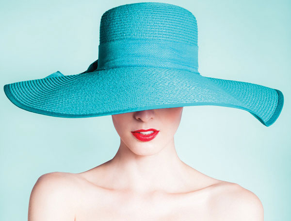 Προτάσεις για διακόσμησηΟ πίνακας σε καμβά FAS-037 αποτελεί μια συναρπαστική προσθήκη για κάθε μοντέρνο και σοφιστικέ εσωτερικό χώρο. Οι δυναμικές γραμμές και σχήματα, μαζί με την παλέτα των γήινων και ουδέτερων αποχρώσεων, καθιστούν τον πίνακα ιδανικό για ένα minimal αλλά κομψό σαλόνι ή για ένα υπνοδωμάτιο με μοντέρνο ντιζάιν. Σε έναν επαγγελματικό χώρο, αυτός ο πίνακας μπορεί να προσθέσει μια αίσθηση εκλεπτυσμένης μόδας και φινέτσας, ενώ παράλληλα δημιουργεί ένα σημείο αναφοράς για το βλέμμα.Λίγα λόγια για τον πίνακαΟ πίνακας FAS-037 είναι ένας σύγχρονος πίνακας ζωγραφικής που αποπνέει την αίσθηση του δυναμισμού και της μόδας. Οι γραμμές και οι καμπύλες του έργου δημιουργούν μια αίσθηση ροής, ενώ η χρήση απαλών αλλά έντονων αποχρώσεων συνθέτουν μια αρμονική ισορροπία. Η τεχνική με την οποία εφαρμόζονται οι πινελιές προσδίδει υφή και βάθος, τονίζοντας το θέμα της μόδας και της κομψότητας.Ο πίνακας δημιουργεί αίσθηση σύγχρονης πολυτέλειας, ενώ συγχρόνως επικοινωνεί με τον θεατή μέσα από την αφηρημένη του προσέγγιση. Η κίνηση των χρωμάτων και των σχημάτων προκαλεί διάθεση εξερεύνησης, αφήνοντας τον θεατή να ερμηνεύσει το έργο μέσα από τα δικά του βιώματα και αισθήματα. Μεταφέρει μια βαθιά αίσθηση κομψότητας και διαχρονικού στιλ, προσφέροντας μια καλλιτεχνική εμπειρία που μπορεί να επηρεάσει θετικά τη διάθεση οποιουδήποτε χώρου.Ψηφιακή εκτύπωση σε καμβά. Ο καμβάς είναι υψηλής ποιότητας, ειδικός για ψηφιακή εκτύπωση που αναδεικνύει τα χρώματα. Είναι ιδανικός για διακόσμηση εσωτερικών χώρων. Παραλαμβάνετε τον πίνακα με την ψηφιακή εκτύπωση καμβά, τελαρωμένο σε τελάρο από ανθεκτικό ξύλο 2εκ, στη διάσταση που θέλετε.