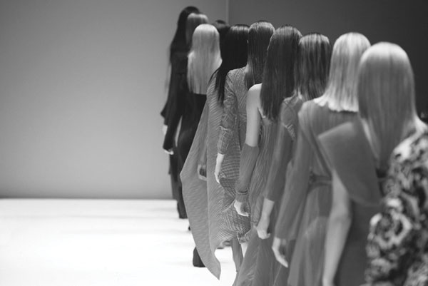 Προτάσεις για διακόσμησηΟ πίνακας σε καμβά FAS-054 μπορεί να ενσωματωθεί με ευκολία σε διάφορα στυλ διακόσμησης χάρη στις μοντέρνες γραμμές του και τη σύγχρονη θεματολογία του. Σε έναν κλασικό χώρο, μπορεί να λειτουργήσει ως αντίθεση, προσφέροντας μια εντυπωσιακή νότα μόδας που θα μαγνητίσει τα βλέμματα. Σ’ ένα μοντέρνο περιβάλλον, θα ενσωματωθεί αρμονικά αναδεικνύοντας το αισθητικό του φορτίο, ενώ σε έναν μινιμαλιστικό χώρο, η φωτογραφία θα προσδώσει την απαραίτητη προσωπικότητα με τις κομψές της αποχρώσεις και τον εκλεπτυσμένο της σχεδιασμό.Λίγα λόγια για τον πίνακαΩς φωτογραφία, ο πίνακας FAS-054 συλλαμβάνει την έννοια της μόδας μέσα από κλασικές και κομψές γραμμές, αξιοποιώντας μια αισθητική που υποδηλώνει την πολυπλοκότητα και την απλότητα ταυτόχρονα. Η χρήση απαλών και εκλεπτυσμένων χρωμάτων ενισχύει την αίσθηση της έντονης, αλλά κομψής παρουσίας. Η υπέρβαση μεταξύ των σκιών και των φωτεινών σημείων δημιουργεί τονισμούς που επικεντρώνουν την προσοχή και προσδίδουν βάθος στη σύνθεση.Η φωτογραφία δημιουργεί μια αίσθηση ρομαντικής ταυτότητας, εξερευνώντας τη διαχρονική γοητεία της μόδας και τονίζεται από τις κομψές γραμμές και τον προσεγμένο φωτισμό. Μεταφέρει μια βαθιά αίσθηση διαχρονικότητας και κομψότητας, προκαλώντας σκεπτικισμό αλλά και θαυμασμό. Ο θεατής μπορεί να βυθιστεί σε μια ατμόσφαιρα που παραπέμπει σε μια άλλης εποχής κομψότητα, δημιουργώντας μια ιδιαίτερη σύνδεση με την τέχνη της μόδας.Ψηφιακή εκτύπωση σε καμβά. Ο καμβάς είναι υψηλής ποιότητας, ειδικός για ψηφιακή εκτύπωση που αναδεικνύει τα χρώματα. Είναι ιδανικός για διακόσμηση εσωτερικών χώρων. Παραλαμβάνετε τον πίνακα με την ψηφιακή εκτύπωση καμβά, τελαρωμένο σε τελάρο από ανθεκτικό ξύλο 2εκ, στη διάσταση που θέλετε.