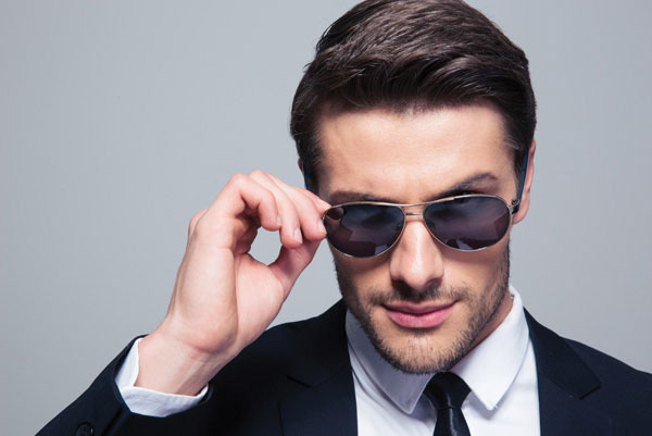 Προτάσεις για διακόσμησηΟ πίνακας FAS-055 είναι μια κομψή προσθήκη που μπορεί να ενσωματωθεί σε πολλαπλά στυλ διακόσμησης. Σε έναν κλασικό χώρο, μπορεί να χρησιμεύσει ως εκκεντρικό σημείο εστίασης, προσδίδοντας μια πινελιά στυλ και προσωπικότητας με το θέμα μόδας. Σε έναν μοντέρνο ή μινιμαλιστικό χώρο, οι καθαρές γραμμές και οι λεπτομερείς αποχρώσεις του πίνακα στρατηγικά τοποθετημένου πάνω από έναν καναπέ ή ένα κρεβάτι, θα μπορούσαν να δημιουργήσουν έντονη αντίθεση που θα δίνει ζωντάνια και κομψότητα. Τα μοτίβα της μόδας στον καμβά συνδυάζονται εύκολα με ουδέτερα ή λευκά χρώματα, αναδεικνύοντας οποιοδήποτε χώρο και δίνοντας μια συναρπαστική αίσθηση πολυτέλειας.Λίγα λόγια για τον πίνακαΟ συγκεκριμένος πίνακας σε καμβά απεικονίζει αιώνια θέματα όπως η μόδα, με έντονη απόδοση λεπτομερειών και χρωμάτων. Η χρωματική παλέτα περιλαμβάνει διακριτικές, αλλά εκλεπτυσμένες αποχρώσεις που αλληλοσυμπληρώνονται, προσδίδοντας στο όλο έργο μια αρμονική ισορροπία. Ο καλλιτέχνης εστιάζει στην εξερεύνηση της ανθρώπινης μορφής και του στυλ μέσω της μόδας, ενώ η τοποθέτηση των στοιχείων εντός του κάδρου μελετήθηκε με ακρίβεια ώστε να ενισχύεται η ελκυστικότητα του θέματος. Οι απαλές υφές που χρησιμοποιούνται στην απόδοση του υφάσματος και των στοιχείων προσθέτουν βάθος, κάνοντάς το ακόμα πιο ενδιαφέρον και ελκυστικό.Πέρα από την τεχνική πολυπλοκότητα, ο πίνακας σε καμβά FAS-055 δημιουργεί μια αίσθηση κομψότητας και φιλοσοφίας μόδας που προκαλεί τον θεατή να στοχαστεί πάνω στην προσωπική έκφραση και το στυλ. Αποπνέει μια σύγχρονη δυναμική που συνδυάζει την τέχνη με την καθημερινή αισθητική, προσφέροντας έναν καμβά στοχασμού και αυτοέκφρασης. Αυτό το έργο μπορεί να δημιουργήσει σύνδεση με τον θεατή, μεταφέροντας μια βαθιά αίσθηση μοντέρνας αισθαντικότητας και στιλιστικής αναζήτησης.Ψηφιακή εκτύπωση σε καμβά. Ο καμβάς είναι υψηλής ποιότητας, ειδικός για ψηφιακή εκτύπωση που αναδεικνύει τα χρώματα. Είναι ιδανικός για διακόσμηση εσωτερικών χώρων. Παραλαμβάνετε τον πίνακα με την ψηφιακή εκτύπωση καμβά, τελαρωμένο σε τελάρο από ανθεκτικό ξύλο 2εκ, στη διάσταση που θέλετε.