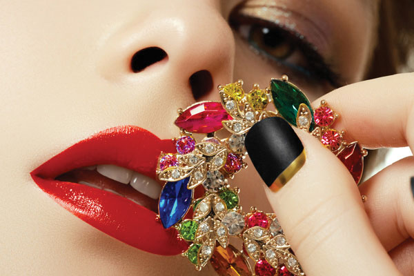 Προτάσεις για διακόσμησηΟ πίνακας σε καμβά FAS-060 προσθέτει μία κομψή και σύγχρονη αύρα σε κάθε χώρο. Ιδανικός για μοντέρνα διακόσμηση, μπορεί να τοποθετηθεί σε έναν καλαίσθητο χώρο υποδοχής ή και στο σαλόνι, προσδίδοντας έναν αέρα φινέτσας. Σε ένα κλασικό περιβάλλον, ο πίνακας μπορεί να λειτουργήσει ως αντιπαράθεση στο παραδοσιακό ύφος, δημιουργώντας ένα μοναδικό σημείο ενδιαφέροντος. Επίσης, ενσωματώνεται άψογα σε μια μινιμαλιστική προσέγγιση, καθώς οι γραμμές και οι αποχρώσεις του τονίζουν την απλότητα και την καθαρότητα της διακόσμησης.Λίγα λόγια για τον πίνακαΟ FAS-060 ανήκει στην κατηγορία των μοδάτων θεμάτων, αποπνέοντας μία αίσθηση αίγλης και στυλ. Η χρήση φυσικών γήινων αποχρώσεων και έντονων γραμμών δημιουργεί μια δυναμική σύνθεση που προκαλεί το βλέμμα. Οι υφές του καμβά αναδεικνύουν την τέχνη της φωτογραφίας, προσδίδοντας βάθος στο θέμα. Αυτός ο πίνακας διερευνά τη σχέση μεταξύ μόδας και τέχνης, υπογραμμίζοντας την επιρροή του στυλ στη σύγχρονη ζωή. Το φωτισμός που χρησιμοποιείται στις φωτογραφικές λεπτομέρειες προσδίδει μία αίσθηση κίνησης και ζωντάνιας στο έργο.Ο πίνακας αυτός δημιουργεί αίσθηση δυναμισμού και νεωτερικότητας. Προκαλεί τον θεατή να αναλογιστεί τη σημασία της μόδας ως μορφή τέχνης και αυτοέκφρασης. Μεταφέρει μία έντονη αίσθηση επικοινωνίας, καλώντας μας να εξετάσουμε την επίδραση της αισθητικής στη διάθεσή μας. Η δύναμη της φωτογραφίας ενσωματώνεται εδώ για να προσφέρει μια ξεχωριστή εμπειρία.Ψηφιακή εκτύπωση σε καμβά. Ο καμβάς είναι υψηλής ποιότητας, ειδικός για ψηφιακή εκτύπωση που αναδεικνύει τα χρώματα. Είναι ιδανικός για διακόσμηση εσωτερικών χώρων. Παραλαμβάνετε τον πίνακα με την ψηφιακή εκτύπωση καμβά, τελαρωμένο σε τελάρο από ανθεκτικό ξύλο 2εκ, στη διάσταση που θέλετε.