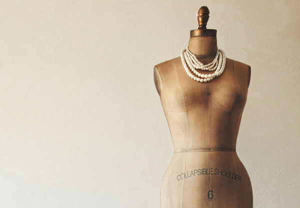 Προτάσεις για διακόσμησηΟ πίνακας σε καμβά με κωδικό FAS-077 ανήκει στην κατηγορία μόδας και αποτελεί μια ξεχωριστή προσθήκη για διακόσμηση σύγχρονων χώρων. Οι αποχρώσεις και το θέμα του ταιριάζουν απόλυτα τόσο σε ένα μοντέρνο όσο και σε ένα μινιμαλιστικό στυλ διακόσμησης, προσδίδοντας μια κομψή και αριστοκρατική αίσθηση. Μπορεί να τοποθετηθεί σε ένα σαλόνι, υπνοδωμάτιο ή ακόμη και σε ένα γραφείο, επιτρέποντας να αναδεικνύεται η φινέτσα και η μοντέρνα αισθητική του χώρου.Λίγα λόγια για τον πίνακαΗ εικόνα στον πίνακα σε καμβά FAS-077 συνδυάζει στοιχεία σύγχρονης μόδας με μια καλλιτεχνική προσέγγιση, γεγονός που αντικατοπτρίζει τις τρέχουσες τάσεις και προσφέρει έναν ιδιότυπο συμβολισμό της μόδας ως έκφραση ταυτότητας. Οι λεπτές πινελιές και οι υφές συνεισφέρουν σε μια αρμονική σύνθεση, ενώ οι επιλεγμένες αποχρώσεις, όπως το μαύρο, λευκό και οι χρυσές λεπτομέρειες, ενισχύουν τη δυναμική του θέματος και του δίνουν βάθος. Το αποτέλεσμα είναι ένας εκλεπτυσμένος πίνακας που προσκαλεί τον θεατή σε μια εσωτερική αναζήτηση.Η σύγχρονη αισθητική του πίνακα μεταφέρει μια αίσθηση δημιουργικής ελευθερίας και ανανέωσης. Προκαλεί το θεατή να εκτιμήσει την κομψότητα και τη διαχρονικότητα της μόδας, προσφέροντας την ευκαιρία να χαθεί σε σκέψεις για τον κόσμο του στυλ και της προσωπικής έκφρασης. Το έργο αυτό δημιουργεί μια αίσθηση σύνδεσης με την τέχνη και τη μόδα, προσφέροντας μια πληθώρα ερμηνειών και συναισθημάτων.Ψηφιακή εκτύπωση σε καμβά. Ο καμβάς είναι υψηλής ποιότητας, ειδικός για ψηφιακή εκτύπωση που αναδεικνύει τα χρώματα. Είναι ιδανικός για διακόσμηση εσωτερικών χώρων. Παραλαμβάνετε τον πίνακα με την ψηφιακή εκτύπωση καμβά, τελαρωμένο σε τελάρο από ανθεκτικό ξύλο 2εκ, στη διάσταση που θέλετε.