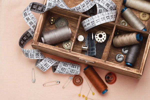 Προτάσεις για διακόσμησηΟ πίνακας σε καμβά FAS-080 αποτελεί μια κομψή επιλογή για κάθε εσωτερικό χώρο. Οι ρετρό αποχρώσεις και σύγχρονες γραμμές του το καθιστούν ιδανικό για ένα μοντέρνο σαλόνι, ενώ το διαχρονικό του σχέδιο μπορεί να υπογραμμίσει την εκλέπτυνση ενός κλασικού χώρου. Αυτός ο πίνακας μπορεί επίσης να προσθέσει μια ζωντανή πινελιά σε χώρους με μινιμαλιστική διακόσμηση, όπου θα λειτουργήσει ως κεντρικό σημείο αναφοράς.Λίγα λόγια για τον πίνακαΑυτός ο πίνακας σε καμβά ανήκει στην κατηγορία μόδα, αποτυπώνοντας τη γοητεία και τη διαχρονικότητα του στυλ. Η φωτογραφία προσφέρει μια μοναδική ματιά στη σύγχρονη στυλιστική αισθητική, συνδυάζοντας απαλές γραμμές με δυναμικές αντιθέσεις. Τα χρώματα είναι κομψά ρετρό, με υπαινιγμούς μεταλλικών τόνων, που προσδίδουν μία πειθαρχημένη αίσθηση πολυτέλειας και διακριτικότητας.Η αίσθηση που δημιουργείται από τον πίνακα είναι αυτή της μοντέρνας κομψότητας και της διαρκούς γοητείας. Καθώς τον παρατηρεί κανείς, μεταφέρεται σε έναν κόσμο όπου η μόδα και το στυλ βρίσκονται στο επίκεντρο, προσφέροντας έμπνευση για κάθε κομψή λεπτομέρεια. Η σύνθεση του έργου καθώς και η επιλογή των αποχρώσεων προκαλεί στο θεατή συναισθήματα όπως θαυμασμό και μια βαθιά εκτίμηση για την διαχρονική ομορφιά.Ψηφιακή εκτύπωση σε καμβά. Ο καμβάς είναι υψηλής ποιότητας, ειδικός για ψηφιακή εκτύπωση που αναδεικνύει τα χρώματα. Είναι ιδανικός για διακόσμηση εσωτερικών χώρων. Παραλαμβάνετε τον πίνακα με την ψηφιακή εκτύπωση καμβά, τελαρωμένο σε τελάρο από ανθεκτικό ξύλο 2εκ, στη διάσταση που θέλετε.