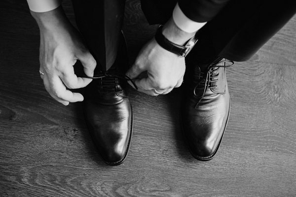 Προτάσεις για διακόσμησηΟ πίνακας σε καμβά FAS-086 μπορεί να ενσωματωθεί εύκολα σε διάφορα στυλ διακόσμησης, προσδίδοντας έναν αέρα σύγχρονης κομψότητας και στυλ. Για έναν μοντέρνο χώρο, αυτός ο πίνακας μπορεί να αποτελέσει το κύριο σημείο εστίασης πάνω από έναν καναπέ ή μια κεντρική μονάδα, με τους ουδέτερους τόνους του να προσθέτουν κομψότητα. Σε έναν μινιμαλιστικό χώρο, ο πίνακας λειτουργεί άψογα προσφέροντας την απαραίτητη διάσταση χωρίς να υπερφορτώνει το περιβάλλον. Για κλασικά στυλ, μπορεί να προστεθεί ως μοντέρνα πινελιά, λειτουργώντας αρμονικά σε συνδυασμό με αντίκες ή παραδοσιακά έπιπλα, συνδυάζοντας το παλαιό με το νέο με επιτυχία.Λίγα λόγια για τον πίνακαΟ FAS-086 ως ψηφιακή εκτύπωση σε καμβά ανήκει στην κατηγορία της μόδας, αποπνέοντας μία διαχρονική αίσθηση εκλεπτυσμένης κομψότητας και σύγχρονης αισθητικής. Το θέμα του πίνακα εστιάζει στις γραμμές και τα σχήματα που συνδέονται με τη μόδα, δημιουργώντας μία συζήτηση γύρω από τη διαχρονικότητα και την εξελισσόμενη φύση της. Τα χρώματα που κυριαρχούν είναι ουδέτερα και κομψά, με ελαφριές αντιθέσεις που τονίζουν τις λεπτομέρειες. Οι πινελιές είναι λεπτές και καθαρές, προσδίδοντας μία αίσθηση τάξης και αρμονίας, ενώ η υφή του καμβά ολοκληρώνει τη συνολική σύνθεση με μία αίσθηση πολυτέλειας.Ο πίνακας δημιουργεί αίσθηση κομψότητας και μοντέρνας δυναμικής. Με το θεματικό του στοιχείο που εστιάζεται στη μόδα, προσφέρει στο θεατή μία βαθιά αίσθηση εξερεύνησης μέσα στον κόσμο της καλλιτεχνικής έκφρασης και του προσωπικού στυλ. Το έργο προκαλεί σκέψεις γύρω από τη συνδεσιμότητα του ατόμου με την αισθητική έκφραση, λες και κάθε αναφορά και γραμμή έχει τη δική της ιστορία να πει. Ταυτόχρονα, προσφέρει ηρεμία και οργάνωση, καλώντας τον παρατηρητή να δει πίσω από το προφανές.Ψηφιακή εκτύπωση σε καμβά. Ο καμβάς είναι υψηλής ποιότητας, ειδικός για ψηφιακή εκτύπωση που αναδεικνύει τα χρώματα. Είναι ιδανικός για διακόσμηση εσωτερικών χώρων. Παραλαμβάνετε τον πίνακα με την ψηφιακή εκτύπωση καμβά, τελαρωμένο σε τελάρο από ανθεκτικό ξύλο 2εκ, στη διάσταση που θέλετε.