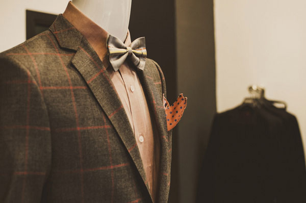 Προτάσεις για διακόσμησηΟ πίνακας σε καμβά FAS-088 αναδεικνύει την κομψότητα και το στυλ, καθιστώντας τον ιδανική προσθήκη για χώρους με έμφαση στη μόδα και τη σύγχρονη αισθητική. Το εικονιζόμενο θέμα μπορεί να ενσωματωθεί τέλεια σε ένα μοντέρνο περιβάλλον όπου ο σχεδιασμός βασίζεται σε καθαρές γραμμές και σύγχρονα στοιχεία. Παράλληλα, σε έναν μινιμαλιστικό χώρο, μπορεί να χρησιμεύσει ως κεντρικό κομμάτι που προσδίδει μια νότα εκλεπτυσμένης πολυτέλειας. Για τους λάτρεις του εκλεπτυσμένου κλασικού στυλ, η απεικόνιση μπορεί να προσφέρει τη δική της μοναδική πινελιά, προσδίδοντας ζωντάνια και αρμονία με τις αποχρώσεις της.Λίγα λόγια για τον πίνακαΤο έργο είναι φωτογραφία που αποτυπώνει τη διαχρονική κομψότητα, με προσεκτική έμφαση στις λεπτομέρειες που υμνούν τη μόδα. Η χρήση του φωτός επισημαίνει τα αντικείμενα της μόδας, συμβολίζοντας την αέναη αναζήτηση της ομορφιάς και της αυτοέκφρασης. Οι χρωματικές αποχρώσεις κυμαίνονται ανάμεσα στο μαύρο και το λευκό, δημιουργώντας έντονες αντιθέσεις που ενισχύουν την αίσθηση της εκλεπτυσμένης κομψότητας. Οι απαλές υφές και καθαρές γραμμές της φωτογραφίας τονίζουν την αρμονία και την ισορροπία της συνολικής σύνθεσης.Η φωτογραφία FAS-088 αποπνέει μια αίσθηση διαχρονικής κομψότητας και γοητείας, προσκαλώντας τον θεατή σε έναν κόσμο όπου η μόδα συναντά την τέχνη. Ο συνδυασμός της σύγχρονης αισθητικής με την κλασική φινέτσα δημιουργεί μοναδικά συναισθήματα και προβληματισμούς για τη σχέση μας με τη μόδα και την αυτοέκφραση. Ο πίνακας επιδρά με το κοινό του, προκαλώντας σκέψεις για την ομορφιά και τη διαχρονικότητα στον σύγχρονο κόσμο.Ψηφιακή εκτύπωση σε καμβά. Ο καμβάς είναι υψηλής ποιότητας, ειδικός για ψηφιακή εκτύπωση που αναδεικνύει τα χρώματα. Είναι ιδανικός για διακόσμηση εσωτερικών χώρων. Παραλαμβάνετε τον πίνακα με την ψηφιακή εκτύπωση καμβά, τελαρωμένο σε τελάρο από ανθεκτικό ξύλο 2εκ, στη διάσταση που θέλετε.