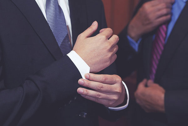 Προτάσεις για διακόσμησηΟ πίνακας σε καμβά FAS-105 αποτελεί μια μοναδική προσθήκη στον χώρο σας, που μπορεί να ενσωματωθεί αρμονικά σε διάφορα στυλ διακόσμησης. Σε έναν κλασικό χώρο, ο πίνακας μπορεί να προσδώσει μια νότα σύγχρονης αισθητικής, ενώ, σε έναν μοντέρνο χώρο, μπορεί να λειτουργήσει ως κεντρικό κομμάτι που ενισχύει την γενική ατμόσφαιρα. Το ύφος του μπορεί επίσης να συνδυαστεί με μινιμαλιστικά περιβάλλοντα, όπου οι καθαρές γραμμές και οι δραματικές αποχρώσεις του πίνακα να προσθέτουν βάθος και χαρακτήρα στον χώρο.Λίγα λόγια για τον πίνακαΟ FAS-105 είναι ένας πίνακας που ανήκει στην κατηγορία της μόδας, απαθανατίζοντας την κομψότητα και το στυλ σε κάθε του λεπτομέρεια. Τα τεχνικά του χαρακτηριστικά περιλαμβάνουν την ανάλαφρη χρήση αποχρώσεων του μαύρου και του λευκού με έντονες πινελιές, οι οποίες δημιουργούν μια εντυπωσιακή αντίθεση. Η υφή του καμβά προσφέρει βάθος στην εικόνα, επιτυγχάνοντας μια δυναμική και εντυπωσιακή παρουσίαση. Ο πίνακας εξετάζει την σχέση της μόδας με την τέχνη, προσδίδοντας στη σύνθεση μια αίσθηση κίνησης και εκλεπτυσμού. Η φωτογραφία αυτής της δημιουργίας μεταδίδει μια έντονη αίσθηση πολυτέλειας και εκλεπτυσμένου γούστου, προσκαλώντας τον θεατή σε έναν κόσμο όπου η κομψότητα κυριαρχεί. Η αίσθηση της μόδας και της τέχνης συνδυάζονται για να δημιουργήσουν έναν πίνακα που όχι μόνο εμπνέει στυλ, αλλά και προκαλεί συναισθήματα θαυμασμού και διέγερσης της φαντασίας. Μεταφέρει μια βαθιά αίσθηση δυναμισμού και σύγχρονης αισθητικής, κάνοντας τον θεατή να κατανοήσει την πολυπλοκότητα και την ομορφιά του κόσμου της μόδας.Ψηφιακή εκτύπωση σε καμβά. Ο καμβάς είναι υψηλής ποιότητας, ειδικός για ψηφιακή εκτύπωση που αναδεικνύει τα χρώματα. Είναι ιδανικός για διακόσμηση εσωτερικών χώρων. Παραλαμβάνετε τον πίνακα με την ψηφιακή εκτύπωση καμβά, τελαρωμένο σε τελάρο από ανθεκτικό ξύλο 2εκ, στη διάσταση που θέλετε.