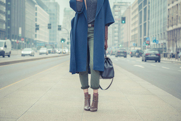 Προτάσεις για διακόσμησηΑυτός ο εντυπωσιακός πίνακας σε καμβά με το μοντέρνο design μπορεί να ενσωματωθεί αρμονικά σε πλήθος διακοσμητικών στυλ. Στον μοντέρνο χώρο, οι έντονες γραμμές και οι κομψές αποχρώσεις του μπορούν να προσθέσουν ένα δυναμικό και κομψό στοιχείο. Σε ένα μινιμαλιστικό περιβάλλον, η απλότητα των αποχρώσεων του πίνακα ενισχύει την καθαρότητα του χώρου, δημιουργώντας μια ισορροπημένη διάθεση. Για το κλασικό στυλ, ο πίνακας προσφέρει μια εξαιρετική αντίθεση μεταξύ παραδοσιακού και σύγχρονου, προσφέροντας μια διαφορετική και φρέσκια προσέγγιση.Λίγα λόγια για τον πίνακαΟ πίνακας σε καμβά FASC-114 ανήκει στην κατηγορία της αναπαράστασης μόδας, προσδίδοντας έναν ιδιαίτερο χαρακτήρα στον χώρο. Οι αποχρώσεις κινούνται σε τόνους που αντικατοπτρίζουν την μοντέρνα πλευρά της μόδας, με ένα μείγμα κλασικής και σύγχρονης αισθητικής. Μέσα από τη χρήση γήινων και σκοτεινών τόνων, ο καλλιτέχνης δημιουργεί μια σύνθεση που προσθέτει βάθος και κίνηση στο έργο. Οι λεπτές πινελιές και η υφή του καμβά παραπέμπουν σε κομψότητα, ενώ η ψηφιακή εκτύπωση εξασφαλίζει την ακρίβεια και την ποιότητα της σύνθεσης.Ο πίνακας FASC-114 δημιουργεί μια αίσθηση μοντέρνας γοητείας και κομψότητας, φέρνοντας την ατμόσφαιρα των μεγάλων πασαρέλων στον χώρο σας. Η προσεκτική επιλογή αποχρώσεων μπορεί να παρακινήσει συναισθήματα ενθουσιασμού και διάθεσης για δημιουργικότητα. Η τέχνη της μόδας σε αυτήν την εκτύπωση συνδέει τον θεατή με τις σύγχρονες τάσεις, προσδίδοντας μια εντυπωσιακή αίσθηση δυναμικής και σύγχρονης αισθητικής. Κάθε λεπτομέρεια συμβάλλει στη δημιουργία μιας ενέργειας που μαγεύει και καθηλώνει τον παρατηρητή.Ψηφιακή εκτύπωση σε καμβά. Ο καμβάς είναι υψηλής ποιότητας, ειδικός για ψηφιακή εκτύπωση που αναδεικνύει τα χρώματα. Είναι ιδανικός για διακόσμηση εσωτερικών χώρων. Παραλαμβάνετε τον πίνακα με την ψηφιακή εκτύπωση καμβά, τελαρωμένο σε τελάρο από ανθεκτικό ξύλο 2εκ, στη διάσταση που θέλετε.