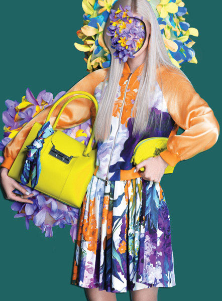 Προτάσεις για διακόσμησηΟ πίνακας σε καμβά FASC-121 αποτελεί μια φρέσκια πρόταση για την εσωτερική διακόσμηση, ικανός να προσδώσει μια μοντέρνα αλλά και εκλεπτυσμένη αισθητική στον χώρο. Οι αποχρώσεις του εναρμονίζονται άψογα με μινιμαλιστικά περιβάλλοντα, προσθέτοντας μια πινελιά πρωτοπορίας και σιγουριάς. Σε κλασικές διακοσμήσεις, μπορεί να λειτουργήσει ως ένα δυναμικό στοιχείο αντίθεσης, προσφέροντας πολυπλοκότητα και βάθος. Παράλληλα, σε μοντέρνες διαρρυθμίσεις, οι γραμμές και οι χρωματικοί τόνοι του πίνακα μπορούν να αποτελέσουν σημείο αναφοράς που δίνουν ζωντάνια και ενέργεια.Λίγα λόγια για τον πίνακαΟ FASC-121 είναι ένας πίνακας που ανήκει στην κατηγορία της σύγχρονης τέχνης και ιδιαίτερα στον τομέα της μόδας. Απεικονίζει μια αισθητική που εξετάζει τη δυναμική σχέση της μόδας με το πέρασμα του χρόνου και την κοινωνική αποδοχή. Τα ζωηρά και ταυτόχρονα απαλά χρώματα που κυριαρχούν στον καμβά συνθέτουν έναν εκλεπτυσμένο χρωματικό παλέτα, δημιουργώντας μια ισορροπημένη σύνθεση. Οι ευγενικά διαβαθμισμένες πινελιές προσδίδουν κίνηση και ρυθμό, ενώ οι υφές τους αναδεικνύουν την πολυπλοκότητα της τεχνικής ικανότητας του καλλιτέχνη.Ο πίνακας δημιουργεί αίσθηση ενθουσιασμού και έμπνευσης, παρακινώντας τον θεατή να αναλογιστεί τη σύγχρονη σημασία της μόδας ως μορφή τέχνης και έκφρασης. Η επιλογή των χρωμάτων και των σχεδίων φαίνεται να συναντά το βλέμμα του θεατή με ζεστασιά, ενώ παράλληλα μεταφέρει μια βαθιά αίσθηση κομψότητας και καινοτομίας. Ψηφιακή εκτύπωση σε καμβά. Ο καμβάς είναι υψηλής ποιότητας, ειδικός για ψηφιακή εκτύπωση που αναδεικνύει τα χρώματα. Είναι ιδανικός για διακόσμηση εσωτερικών χώρων. Παραλαμβάνετε τον πίνακα με την ψηφιακή εκτύπωση καμβά, τελαρωμένο σε τελάρο από ανθεκτικό ξύλο 2εκ, στη διάσταση που θέλετε.