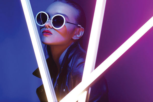 Προτάσεις για διακόσμησηΟ συγκεκριμένος πίνακας σε καμβά, με τον μοντέρνο του σχεδιασμό, μπορεί να προσδώσει μια μοναδική δυναμική σε κάθε χώρο. Οι αποχρώσεις και το θέμα του τον καθιστούν ιδανικό για σύγχρονα στυλ διακόσμησης. Τα λεπτά χρώματα και ο κομψός σχεδιασμός του εξασφαλίζουν ότι μπορεί να ενσωματωθεί άψογα σε έναν μινιμαλιστικό χώρο, προσθέτοντας μια νότα μόδας και κομψότητας. Παράλληλα, μπορεί να χρησιμοποιηθεί ως ένα κεντρικό κομμάτι σε μια πιο εκλεκτική διακόσμηση, διατηρώντας την αισθητική ισορροπία σε συνδυασμό με πιο κλασικά κομψά στοιχεία σε ένα δωμάτιο.Λίγα λόγια για τον πίνακαΟ πίνακας FASC-123 αναδεικνύει την καθαρότητα των γραμμών και τον δυναμικό χαρακτήρα της σύγχρονης μόδας. Μέσα από την προσεκτική επιλογή των χρωμάτων και της σύνθεσης, αποτυπώνει την ουσία της μόδας στην ψηφιακή εποχή. Η χρήση φωτεινών αποχρώσεων συμβολίζει την καινοτομία και την πρωτοπορία, ενώ οι λεπτομερείς υφές δίνουν βάθος και ζωντάνια στο έργο. Η φωτογραφική απεικόνιση αντανακλά την συνδυαστική ελευθερία και την διαχρονικότητα των σύγχρονων τάσεων.Ο πίνακας δημιουργεί μια αίσθηση ανανέωσης και κομψότητας, προσφέροντας μια φρέσκια ματιά στον κόσμο της μόδας. Η δυναμική του παρουσία μέσα σε έναν χώρο μπορεί να προκαλέσει συναισθήματα έμπνευσης και δημιουργικότητας, ενώ ενθαρρύνει τον θεατή να εξερευνήσει τη σχέση τους με το στιλ και τη μοντέρνα τέχνη. Αγγίζει τον θεατή με την τάση για αλλαγή, την ικανότητα να επανεφευρίσκει τον εαυτό του μέσα από την τέχνη.Ψηφιακή εκτύπωση σε καμβά. Ο καμβάς είναι υψηλής ποιότητας, ειδικός για ψηφιακή εκτύπωση που αναδεικνύει τα χρώματα. Είναι ιδανικός για διακόσμηση εσωτερικών χώρων. Παραλαμβάνετε τον πίνακα με την ψηφιακή εκτύπωση καμβά, τελαρωμένο σε τελάρο από ανθεκτικό ξύλο 2εκ, στη διάσταση που θέλετε.