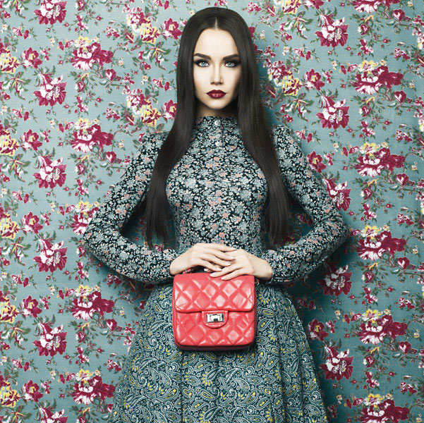 Προτάσεις για διακόσμησηΟ πίνακας με κωδικό FASC-131 μπορεί να αποτελέσει μια εκλεπτυσμένη προσθήκη σε κάθε εσωτερικό χώρο χάρη στο στυλ και τις επιλογές του. Στη μινιμαλιστική διακόσμηση, οι καθαρές γραμμές και η εκφραστική απλότητα του έργου αναδεικνύουν τη σημασία του λεπτομέρειας στον χώρο. Σε ένα μοντέρνο περιβάλλον, οι δυναμικές αποχρώσεις και η σύγχρονη θεματολογία μπορούν να ενισχύσουν την αίσθηση κομψότητας και στιλ. Ενώ σε κλασικά διακοσμημένους χώρους, ο πίνακας μπορεί να προσδώσει έναν ανανεωτικό τόνο, δημιουργώντας μια αρμονική αντίθεση.Λίγα λόγια για τον πίνακαΟ πίνακας FASC-131 παρουσιάζει τις αλχημείες της μόδας μέσα από την τεχνική της ψηφιακής φωτογραφίας σε καμβά, αποτυπώνοντας το δυναμισμό και την κομψότητα του σύγχρονου πολιτισμού. Οι έντονες χρωματικές αντιθέσεις που κυριαρχούν στον πίνακα συμβάλλουν στη δημιουργία μιας έντονης δυναμικής, ενώ η χρήση φωτισμού προσδίδει έναν δραματικό και ταυτόχρονα κομψό τόνο. Μια σύνθεση που εξισορροπεί ανάμεσα στο φως και τη σκιά, αναδεικνύει την πολυπλοκότητα και την αντίθεση που χαρακτηρίζουν τη μόδα.Η προσέγγιση του καλλιτέχνη στον «FASC-131» ενσωματώνει μια αφήγηση που αντικατοπτρίζει την εξερεύνηση της ανθρώπινης τελειότητας και της πόλης ως καμβά. Ο πίνακας μεταφέρει μια βαθιά αίσθηση κίνησης και μοντέρνας αισθητικής, αρκετά δυνατή ώστε να προκαλέσει το θεατή να αναλογιστεί πάνω στις εναλλαγές της μόδας και τις επιρροές της στην καθημερινότητα. Παράλληλα, προκαλεί συναισθήματα θαυμασμού και ενθουσιασμού, καθιστώντας τον ιδανικό για να γίνει το κεντρικό στοιχείο σε κάθε χώρο.Ψηφιακή εκτύπωση σε καμβά. Ο καμβάς είναι υψηλής ποιότητας, ειδικός για ψηφιακή εκτύπωση που αναδεικνύει τα χρώματα. Είναι ιδανικός για διακόσμηση εσωτερικών χώρων. Παραλαμβάνετε τον πίνακα με την ψηφιακή εκτύπωση καμβά, τελαρωμένο σε τελάρο από ανθεκτικό ξύλο 2εκ, στη διάσταση που θέλετε.