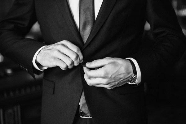 Προτάσεις για διακόσμησηΟ πίνακας σε καμβά FASC-135 μπορεί να αποτελέσει έναν εντυπωσιακό παράγοντα σε οποιοδήποτε χώρο. Οι διακριτικές του αποχρώσεις και το σύγχρονο θέμα του τον καθιστούν ιδανικό για μοντέρνα και κομψά περιβάλλοντα, προσφέροντας μια πινελιά εκλεπτυσμένης αισθητικής. Σε ένα μινιμαλιστικό σαλόνι, μπορεί να λειτουργήσει ως το κεντρικό στοιχείο που θα αναδείξει την απλότητα και την άνεση του χώρου. Παράλληλα, μπορεί να ενσωματωθεί σε έναν χώρο με κλασική διακόσμηση, προσφέροντας μια δόση ανανέωσης και σύγχρονης αίσθησης.Λίγα λόγια για τον πίνακαΟ πίνακας FASC-135 ανήκει στην κατηγορία μόδα και φέρει τον κωδικό 83976. Η φωτογραφική εκφραστικότητα του έργου αποτυπώνει τη σύγχρονη αστική ζωή και την κομψότητα της μόδας. Ο φωτισμός παίζει πρωταγωνιστικό ρόλο, δημιουργώντας ελκυστικές αντανακλάσεις και σκιές που προσδίδουν βάθος και διάσταση. Τα χρώματα, αν και περιορισμένα, αξιοποιούνται με τρόπο που ενισχύει τη δυναμική της φωτογραφίας, δημιουργώντας ένα παιχνίδι μεταξύ φωτός και σκιών. Η υφή του καμβά αναδεικνύει τις μικρές λεπτομέρειες του θέματος, προσδίδοντας ένα αίσθημα αυθεντικότητας και πολυτέλειας στον χώρο.Η αισθητική της φωτογραφίας FASC-135 προκαλεί μια αίσθηση θαυμασμού και ίσως ενδοσκόπησης. Η χρήση της μόδας ως κύριο θέμα μεταφέρει μια δυναμική αίσθηση κομψότητας και αντίληψης του σύγχρονου κόσμου. Ο θεατής μπορεί να εντοπίσει μια βαθιά σύνδεση με τα στοιχεία που παρουσιάζονται, ενθυμούμενος ότι η μόδα αποτελεί έκφραση του πολιτισμικού και προσωπικού ταξιδιού. Ο πίνακας δημιουργεί μια αίσθηση ζωντάνιας και φρεσκάδας, καλώντας κάθε παρατηρητή να ανακαλύψει την ιστορία πίσω από τη μόδα που παρουσιάζεται.Ψηφιακή εκτύπωση σε καμβά. Ο καμβάς είναι υψηλής ποιότητας, ειδικός για ψηφιακή εκτύπωση που αναδεικνύει τα χρώματα. Είναι ιδανικός για διακόσμηση εσωτερικών χώρων. Παραλαμβάνετε τον πίνακα με την ψηφιακή εκτύπωση καμβά, τελαρωμένο σε τελάρο από ανθεκτικό ξύλο 2εκ, στη διάσταση που θέλετε.