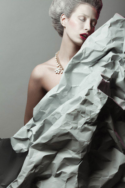 Προτάσεις για διακόσμησηΟ πίνακας σε καμβά FASC-137 είναι μια εξαιρετική επιλογή για κάθε σύγχρονο εσωτερικό χώρο. Οι αποχρώσεις του και το μοντέρνο θέμα του είναι ιδανικά για να δώσουν μια αίσθηση κομψότητας και στυλ σε μινιμαλιστικά υπνοδωμάτια, ενώ μπορούν εύκολα να ενσωματωθούν και σε βιομηχανικούς χώρους, δίνοντας αντίθεση με τις υφές του μπετόν και του μετάλλου. Σε μια κλασική διακόσμηση, ο πίνακας αυτός μπορεί να λειτουργήσει ως μια μοναδική πινελιά που ανανεώνει το χώρο, προσθέτοντας ένα στοιχείο σύγχρονης τέχνης.Λίγα λόγια για τον πίνακαΟ πίνακας FASC-137 ανήκει στην κατηγορία των έργων μόδας, και μέσω της ζωγραφικής του τεχνικής αξιοποιεί φωτεινές και σκούρες αποχρώσεις για να δημιουργήσει συνοχή και βάθος. Η χρήση της φωτογραφίας ως βάση του έργου αναδεικνύει τη γοητεία της σύγχρονης μόδας, ενώ τα χρώματα εντείνουν την εντύπωση δυναμισμού και ζωντάνιας. Ο συνδυασμός των αυστηρών γραμμών με τις πιο ρέουσες μορφές καλλωπίζει το θέμα, προσδίδοντας αρμονία και ισορροπία στη συνολική σύνθεση.Ο πίνακας δημιουργεί μια αίσθηση σύγχρονης αισθητικής και φιλοξενεί την τονικότητα της εκλεπτυσμένης κομψότητας σε κάθε του λεπτομέρεια. Επιδιώκει να προσελκύσει το θεατή με την άνευ όρων φινέτσα της εικόνας, προκαλώντας μια βαθιά αίσθηση σύνδεσης με την εξελισσόμενη τάση της μόδας. Ο θεατής μπορεί να νιώσει την ενέργεια και τη ζωντάνια της παρουσίασης, αφήνοντας μια εντύπωση απόλυτης αρμονίας και καλλιτεχνικής αισθητικής.Ψηφιακή εκτύπωση σε καμβά. Ο καμβάς είναι υψηλής ποιότητας, ειδικός για ψηφιακή εκτύπωση που αναδεικνύει τα χρώματα. Είναι ιδανικός για διακόσμηση εσωτερικών χώρων. Παραλαμβάνετε τον πίνακα με την ψηφιακή εκτύπωση καμβά, τελαρωμένο σε τελάρο από ανθεκτικό ξύλο 2εκ, στη διάσταση που θέλετε.