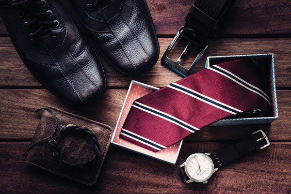 Προτάσεις για διακόσμησηΟ πίνακας σε καμβά FASC-140 αποτελεί μια κομψή προσθήκη που μπορεί να εμπλουτίσει διάφορα στυλ διακόσμησης. Σε ένα μοντέρνο χώρο, το έργο αυτό μπορεί να προσδώσει μια αίσθηση φρεσκάδας και κομψότητας, αναδεικνύοντας την εκλεπτυσμένη αισθητική του σύγχρονου design. Σε ένα μινιμαλιστικό περιβάλλον, ο πίνακας μπορεί να χρησιμεύσει ως το κεντρικό σημείο αναφοράς, με τις καθαρές γραμμές και τις λεπτές αποχρώσεις χαρακτήρα να προσθέτουν ενδιαφέρον και αρμονία στο χώρο. Σε ένα κλασικό περιβάλλον, μπορεί να προσφέρει μια ευχάριστη αντιπαράθεση, φέρνοντας έναν αέρα ανανέωσης με τη μοντέρνα θεματολογία του.Λίγα λόγια για τον πίνακαΤο FASC-140 ανήκει στη συλλογή Μόδα, αναδεικνύοντας τη σύγχρονη τάση για συνδυασμό τέχνης και τέχνης των ρούχων. Η χρήση της ψηφιακής εκτύπωσης προσδίδει στο έργο μια ζωντανή απόδοση των χρωμάτων, δημιουργώντας ένα εφέ που εντυπωσιάζει. Το θέμα του πίνακα συλλαμβάνει την κομψότητα της μόδας, αντανακλώντας τις σύγχρονες αισθητικές τάσεις με έναν προοδευτικό τρόπο. Οι υφές και οι αποχρώσεις είναι προσεκτικά επιλεγμένες ώστε να αποφέρουν μια αίσθηση βάθους και κίνησης.Ο πίνακας αποπνέει μια αίσθηση δροσερής πολυτέλειας και νεανικότητας, λειτουργώντας ως μια σύγχρονη έκφραση της καλλιτεχνικής δημιουργικότητας στον τομέα της μόδας. Με την πρωτοτυπία του, προσκαλεί τον θεατή να εξετάσει τη μόδα όχι μόνο ως μέσο έκφρασης, αλλά και ως μορφή τέχνης που μπορεί να διακοσμήσει και να μεταμορφώσει έναν εσωτερικό χώρο. Η συναισθηματική επίδραση που ασκεί ο πίνακας είναι επιδραστική και μπορεί να προκαλέσει μια αίσθηση ανανεωμένης αναζήτησης για αισθητικές ανακαλύψεις.Ψηφιακή εκτύπωση σε καμβά. Ο καμβάς είναι υψηλής ποιότητας, ειδικός για ψηφιακή εκτύπωση που αναδεικνύει τα χρώματα. Είναι ιδανικός για διακόσμηση εσωτερικών χώρων. Παραλαμβάνετε τον πίνακα με την ψηφιακή εκτύπωση καμβά, τελαρωμένο σε τελάρο από ανθεκτικό ξύλο 2εκ, στη διάσταση που θέλετε.