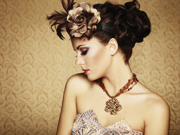 Προτάσεις για διακόσμησηΑυτός ο εντυπωσιακός πίνακας σε καμβά μπορεί να ενσωματωθεί με ευκολία σε διάφορα στυλ διακόσμησης, προσδίδοντας μια μοντέρνα και κομψή αίσθηση. Σε ένα μινιμαλιστικό χώρο, η εικόνα μπορεί να λειτουργήσει ως κεντρικό σημείο αναφοράς, προσφέροντας μοναδικότητα και ενδιαφέρον χωρίς να αποσπά την προσοχή. Σε έναν κλασικό διάκοσμο, ο πίνακας μπορεί να προσθέσει μια σύγχρονη νότα που συμπληρώνει τις παραδοσιακές γραμμές και τις αποχρώσεις του χώρου. Στους μοντέρνους χώρους, οι αποχρώσεις και η θεματολογία του συγκεκριμένου έργου προσθέτουν ένα στοιχείο υψηλής αισθητικής και φινέτσας, ολοκληρώνοντας τη διακόσμηση με στυλ και χαρακτήρα.Λίγα λόγια για τον πίνακαΟ συγκεκριμένος πίνακας είναι μια ψηφιακή εκτύπωση που ξεχωρίζει για τη μοντέρνα προσέγγιση στη θεματολογία της μόδας. Οι αποχρώσεις είναι έντονες και ζωηρές, καθιστώντας τον πινακα ιδανικό για όσους επιθυμούν να εμπλουτίσουν τον χώρο τους με χρώματα που αναδεικνύουν τη δυναμική και την ενέργεια της σύγχρονης εποχής. Η χρήση του φωτός και των σκιών στον πίνακα αποπνέει μια αίσθηση κίνησης και ζωτικότητας, που μπορεί να συμβολίζει την αέναη εξέλιξη και την αλλαγή που συνδέεται με τον κόσμο της μόδας.Ο πίνακας δημιουργεί μια αίσθηση ζωντάνιας και μοντέρνας κομψότητας, που μπορεί να γοητεύσει τον θεατή και να προκαλέσει σκέψεις γύρω από την εξέλιξη και τη σημασία της μόδας στη ζωή μας. Απευθύνεται σε όσους αποζητούν την ποικιλομορφία και την εκφραστικότητα, μεταφέροντας μια βαθιά αίσθηση καινοτομίας και δύναμης. Είναι μια αντανάκλαση της σύγχρονης εποχής, εκπέμποντας ζωντανή ενέργεια και δημιουργικότητα.Ψηφιακή εκτύπωση σε καμβά. Ο καμβάς είναι υψηλής ποιότητας, ειδικός για ψηφιακή εκτύπωση που αναδεικνύει τα χρώματα. Είναι ιδανικός για διακόσμηση εσωτερικών χώρων. Παραλαμβάνετε τον πίνακα με την ψηφιακή εκτύπωση καμβά, τελαρωμένο σε τελάρο από ανθεκτικό ξύλο 2εκ, στη διάσταση που θέλετε.