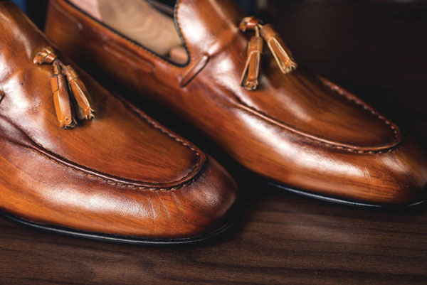 Προτάσεις για διακόσμησηΟ πίνακας σε καμβά με την κωδική ονομασία FASC-152 μπορεί να ενσωματωθεί με απόλυτη αρμονία σε κάθε σύγχρονο ή μινιμαλιστικό εσωτερικό χώρο. Οι μοντέρνες αποχρώσεις και ο δυναμικός χαρακτήρας του τον καθιστούν ιδανικό για χώρους όπως το σαλόνι ή το υπνοδωμάτιο, προσφέροντας μια νότα κομψότητας και υψηλής αισθητικής. Σε ένα κλασικό περιβάλλον, μπορεί να προσδώσει σύγχρονη ανατροπή, ενώ σε έναν επαγγελματικό χώρο, όπως ένα γραφείο ή μια αίθουσα υποδοχής, μπορεί να λειτουργήσει ως κεντρικό κομμάτι που ενισχύει την εικόνα της καινοτομίας και του στυλ.Λίγα λόγια για τον πίνακαΟ συγκεκριμένος πίνακας σε καμβά ανήκει στην κατηγορία της μόδας, αναδεικνύοντας την αισθητική αυτής της τέχνης με σύγχρονο και εκφραστικό τρόπο. Η φωτογραφία αποτυπώνει με ακρίβεια τις υφές και τις λεπτομέρειες, δημιουργώντας ένα οπτικό αποτέλεσμα που δεσμεύει την προσοχή του θεατή. Η παλέτα χρωμάτων εναλλάσσεται κομψά από απαλούς τόνους, προσδίδοντας μια αίσθηση εκλεπτυσμένης θηλυκότητας και δυναμισμού. Η χρήση του φωτός και της σκιάς διαδραματίζει καθοριστικό ρόλο στη σύνθεση, προσθέτοντας βάθος και διάσταση στο έργο.Ο πίνακας μεταφέρει μια βαθιά αίσθηση κομψότητας και μοντερνισμού, καθιστώντας τον ιδανική επιλογή για όσους επιθυμούν να επενδύσουν στο καλλιτεχνικό στυλ. Οι γραμμές των σχεδίων και η ισορροπία των αναλογιών προσδίδουν μια αίσθηση τάξης και αρμονίας, προσκαλώντας τον θεατή να εξερευνήσει την ευρύτερη αισθητική εμπειρία που προσφέρει. Το αισθητικό αυτό αποτέλεσμα προκαλεί συναισθήματα όπως ηρεμία και θαυμασμό, δίνοντας μια φρέσκια πνοή στον χώρο όπου εκτίθεται.Ψηφιακή εκτύπωση σε καμβά. Ο καμβάς είναι υψηλής ποιότητας, ειδικός για ψηφιακή εκτύπωση που αναδεικνύει τα χρώματα. Είναι ιδανικός για διακόσμηση εσωτερικών χώρων. Παραλαμβάνετε τον πίνακα με την ψηφιακή εκτύπωση καμβά, τελαρωμένο σε τελάρο από ανθεκτικό ξύλο 2εκ, στη διάσταση που θέλετε.