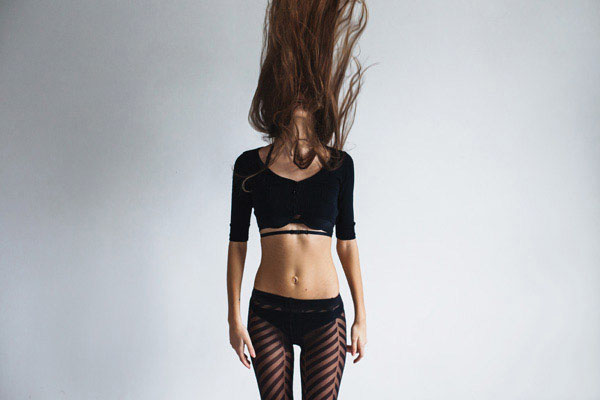 Προτάσεις για διακόσμησηO πίνακας σε καμβά FASC-155 είναι ιδανικός για μια ποικιλία στυλ διακόσμησης. Με το κομψό θέμα του που επικεντρώνεται στη μόδα, μπορεί να προσδώσει μια αίσθηση πολυτέλειας σε κλασικούς χώρους, ενώ οι σύγχρονες γραμμές του μπορούν να τον ενσωματώσουν αρμονικά σε μοντέρνους και μινιμαλιστικούς χώρους. Το χρωματικό φάσμα του πίνακα προσδίδει μια διακριτική αλλά ταυτόχρονα εντυπωσιακή παρουσία που μπορεί εύκολα να ενισχύσει την αισθητική κάθε χώρου, είτε σε γκαλερί είτε σε σαλόνια.Λίγα λόγια για τον πίνακαΟ πίνακας FASC-155 είναι μια φωτογραφική αναπαράσταση που δίνει έμφαση στη μόδα και το στιλ. Τα χρώματά του, κυρίως στις αποχρώσεις του μαύρου και του χρυσού, δημιουργούν ένα στυλιστικά αρμονικό αποτέλεσμα που μεταφέρει την επιβλητική κομψότητα του θέματος. Η προσεγμένη χρήση του φωτός προσδίδει βάθος και πολυδιάστατη αντίληψη, τονίζοντας λεπτομέρειες που εμπλουτίζουν την αισθητική του έργου.Η εικόνα του πίνακα FASC-155 έχει δημιουργηθεί με τέτοια ευαισθησία και φινέτσα, που η αίσθηση της μόδας προβάλλεται ζωντανά μέσα από τη σύνθεσή του. Δημιουργεί μια αίσθηση ηρεμίας και κομψότητας, προσκαλώντας τον θεατή να εστιάσει στην αρμονία των στοιχείων που απαρτίζουν το έργο. Η φωτογραφία αυτή συνδέεται με τον θεατή προσφέροντας μια βαθιά αντίληψη της μόδας, καλώντας τον να εξερευνήσει τις υπονοούμενες ιστορίες και τις σκέψεις που μπορεί να προκαλέσει.Ψηφιακή εκτύπωση σε καμβά. Ο καμβάς είναι υψηλής ποιότητας, ειδικός για ψηφιακή εκτύπωση που αναδεικνύει τα χρώματα. Είναι ιδανικός για διακόσμηση εσωτερικών χώρων. Παραλαμβάνετε τον πίνακα με την ψηφιακή εκτύπωση καμβά, τελαρωμένο σε τελάρο από ανθεκτικό ξύλο 2εκ, στη διάσταση που θέλετε.