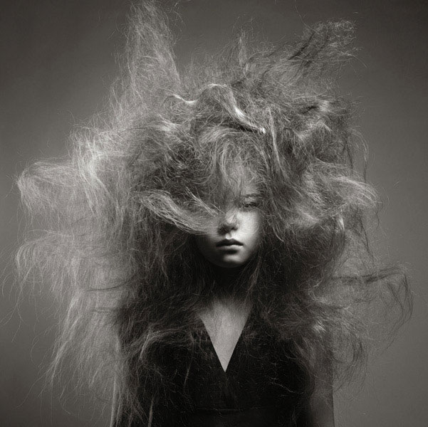 Προτάσεις για διακόσμησηΟ πίνακας σε καμβά FASC-157 είναι η τέλεια προσθήκη για έναν χώρο που επιθυμεί να αποπνέει κομψότητα και μοντέρνα διάθεση. Με εκλεπτυσμένες γραμμές και σύγχρονο θέμα μόδας, μπορεί εύκολα να ενσωματωθεί σε ένα μοντέρνο ή μινιμαλιστικό περιβάλλον, προσθέτοντας μια νότα πολυτέλειας. Σε κλασικό στυλ μπορεί να χρησιμοποιηθεί ως κεντρικό στοιχείο, εισάγοντας έναν μοντέρνο αέρα που συμπληρώνει αντίθετες αλλά εξίσου κομψές γραμμές και υλικά. Οι αποχρώσεις του δημιουργούν μία αίσθηση φινέτσας, ενώ ταιριάζουν με ουδέτερους τόνους και μοντέρνα επίπλωση.Λίγα λόγια για τον πίνακαΟ πίνακας FASC-157 αποτελεί μια μοναδική φωτογραφική σύνθεση που εκφράζει την επιρροή της μόδας στην τέχνη. Το έργο χρησιμοποιεί έντονες γραμμές και καθαρές αποχρώσεις για να αποδώσει το δυναμισμό και την κομψότητα του μοντέρνου στυλ. Η φωτογραφία εξερευνεί την αλληλεπίδραση του φωτός με το ύφασμα, αναδεικνύοντας τις λεπτομέρειες και την πολυπλοκότητά τους. Συμβολικό στοιχείο του πίνακα είναι η έντονη παρουσία της μοναδικότητας και της επιρροής που η μόδα μπορεί να έχει στη καθημερινότητά μας.Η διάταξη των στοιχείων στον πίνακα δημιουργεί μια μοναδική σύνθεση που αιχμαλωτίζει το βλέμμα, προσφέροντας μια συναρπαστική εμπειρία θέασης. Ο πίνακας FASC-157 μεταφέρει μια βαθιά αίσθηση δυναμισμού και σύγχρονου πολιτισμού. Δημιουργεί σκέψεις γύρω από την ίδια τη φύση της καλλιτεχνικής έκφρασης μέσω της μόδας, προκαλώντας έντονες συναισθηματικές αντιδράσεις στον θεατή. Η σύνθεση επιτρέπει στο θεατή να ταξιδεύει σε κόσμους γεμάτους στυλ και αισθητική αρτιότητα, ενώ ταυτόχρονα προάγει τη διαχρονική αξία των οπτικών τεχνών.Ψηφιακή εκτύπωση σε καμβά. Ο καμβάς είναι υψηλής ποιότητας, ειδικός για ψηφιακή εκτύπωση που αναδεικνύει τα χρώματα. Είναι ιδανικός για διακόσμηση εσωτερικών χώρων. Παραλαμβάνετε τον πίνακα με την ψηφιακή εκτύπωση καμβά, τελαρωμένο σε τελάρο από ανθεκτικό ξύλο 2εκ, στη διάσταση που θέλετε.