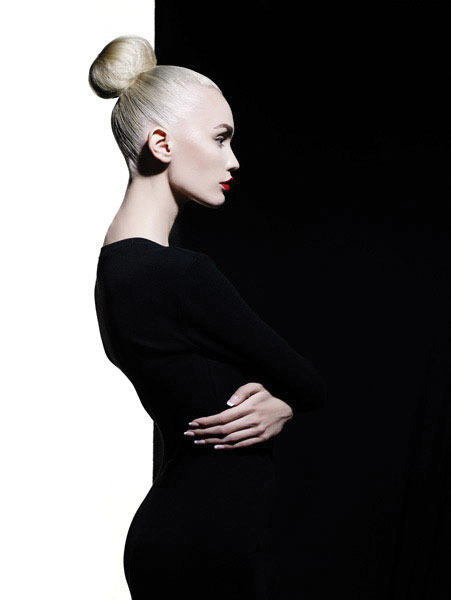 Προτάσεις για διακόσμησηΑυτός ο πίνακας σε καμβά με θέμα τη μόδα μπορεί να ενσωματωθεί σε διάφορα στυλ διακόσμησης, προσφέροντας μια κομψή και μοντέρνα πινελιά. Σε έναν μοντέρνο ή μινιμαλιστικό χώρο, οι καθαρές γραμμές και η απλή χρωματική παλέτα του έργου μπορούν να αποτελέσουν το ιδανικό κεντρικό κομμάτι που αναδεικνύει το δωμάτιο. Σε κλασικούς χώρους, ο πίνακας μπορεί να προσδώσει μια πινελιά νεωτερισμού και σύγχρονης αισθητικής, δημιουργώντας μια ενδιαφέρουσα αντίθεση με τα παραδοσιακά στοιχεία. Είναι ιδανικός για διακοσμήσεις σαλονιών, υπνοδωματίων ή ακόμα και επαγγελματικών χώρων που θέλουν να εκφράσουν μοντέρνα κομψότητα.Λίγα λόγια για τον πίνακαΟ πίνακας ανήκει στην υποκατηγορία της μόδας και εκτυπώνεται ψηφιακά σε καμβά. Αυτή η επιλογή αποπνέει σύγχρονη αισθητική και συνδέεται άρτια με τις τρέχουσες τάσεις στον τομέα της τέχνης και της διακόσμησης. Η χρήση ζωντανών χρωμάτων και οι ευκρινείς λεπτομέρειες της εικόνας προσδίδουν στο έργο μια εντυπωσιακή δυναμική που αιχμαλωτίζει την προσοχή του θεατή. Η ιστορική και καλλιτεχνική προσέγγιση αναφέρει ότι η μόδα ως θέμα αντικατοπτρίζει την εξέλιξη της κοινωνίας και την προσωπική έκφραση μέσω του στυλ.Προσωπική Αντίληψη: Ο πίνακας δημιουργεί μια αίσθηση νεωτερικότητας και δυναμισμού, προτρέποντας τον θεατή να σκεφτεί τη μόδα ως κάτι περισσότερο από απλά ρούχα, αλλά ως μια μορφή τέχνης που αντανακλά προσωπικές ταυτότητες και κοινωνικές αλλαγές. Η ξεκάθαρη τεχνική και τα ζωηρά χρώματα που χρησιμοποιούνται σε αυτό το έργο προκαλούν συναισθήματα ενθουσιασμού και ανανέωσης, δημιουργώντας μια μοναδική σύνδεση με τον θεατή.Ψηφιακή εκτύπωση σε καμβά. Ο καμβάς είναι υψηλής ποιότητας, ειδικός για ψηφιακή εκτύπωση που αναδεικνύει τα χρώματα. Είναι ιδανικός για διακόσμηση εσωτερικών χώρων. Παραλαμβάνετε τον πίνακα με την ψηφιακή εκτύπωση καμβά, τελαρωμένο σε τελάρο από ανθεκτικό ξύλο 2εκ, στη διάσταση που θέλετε.