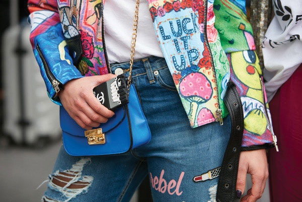 Προτάσεις για διακόσμησηΟ πίνακας σε καμβά FASC-178 ενσωματώνει μια σύγχρονη και κομψή αισθητική, καθιστώντας τον ιδανικό για διαφορετικά στυλ διακόσμησης. Στον κλασικό χώρο, προσθέτει μια πινελιά κομψότητας και ανανέωσης, διατηρώντας την ισορροπία μεταξύ του παραδοσιακού και του μοντέρνου. Σε ένα μοντέρνο περιβάλλον, τα έντονα χρώματα και οι γεωμετρικές γραμμές του ενισχύουν την πρωτοποριακή αίσθηση και μεταφέρουν μια εικονική δυναμική. Σε έναν μινιμαλιστικό εσωτερικό χώρο, ο ίδιος πίνακας μπορεί να λειτουργήσει ως κεντρικό στοιχείο που προσφέρει μια εντυπωσιακή εστίαση, ενώ παράλληλα διατηρεί την απλότητα και τη διακριτικότητα του χώρου.Λίγα λόγια για τον πίνακαΟ συγκεκριμένος πίνακας καμβά ανήκει στην κατηγορία της μόδας και συνδυάζει τεχνικά στοιχεία με συμβολισμούς που αφορούν την κομψότητα και τη σύγχρονη αισθητική. Οι αποχρώσεις του είναι έντονες και τολμηρές, δίνοντας έμφαση στη δυναμική φύση της σύγχρονης μόδας. Οι υφές και οι πινελιές αποπνέουν μια αίσθηση κίνησης και ροής, ενώ το θέμα επικεντρώνεται στην έκφραση της αισθητικής και της ταυτότητας μέσα από την οπτική του καλλιτέχνη. Αυτή η σύνθεση χρωματικών τόνων και γραμμών συμβάλλει στη δημιουργία μιας ισχυρής αρμονίας που δεσμεύει την προσοχή του θεατή.Ο πίνακας FASC-178 μεταφέρει μια βαθιά αίσθηση γοητείας και δυναμισμού. Αναδεικνύει τη μοναδικότητα της μόδας ως τέχνη και την ικανότητά της να επηρεάζει τη διάθεση και την αυτοέκφραση. Η φωτογραφική απεικόνιση με τις καλαίσθητες λεπτομέρειες καλεί τον θεατή σε έναν κόσμο όπου η μόδα γίνεται μορφή τέχνης. Οι γραμμές και οι φωτισμοί του δημιουργούν μια ονειρική αίσθηση, προκαλώντας στον παρατηρητή μια σειρά από συναισθήματα, από την έμπνευση μέχρι την αναλογιστική ευχαρίστηση.Ψηφιακή εκτύπωση σε καμβά. Ο καμβάς είναι υψηλής ποιότητας, ειδικός για ψηφιακή εκτύπωση που αναδεικνύει τα χρώματα. Είναι ιδανικός για διακόσμηση εσωτερικών χώρων. Παραλαμβάνετε τον πίνακα με την ψηφιακή εκτύπωση καμβά, τελαρωμένο σε τελάρο από ανθεκτικό ξύλο 2εκ, στη διάσταση που θέλετε.