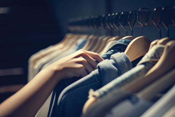 Προτάσεις για διακόσμησηΟ πίνακας FASC-182 είναι ιδανικός για να ενσωματωθεί σε ένα μοντέρνο στυλ διακόσμησης, με την καθαρή του αισθητική και τις μοντέρνες επιρροές. Με την ουδέτερη και κομψή παλέτα του, μπορεί να προσδώσει μια πινελιά κομψότητας σε μίνιμαλ χώρους, όπου η αναζήτηση για ισορροπία και απλότητα είναι πρωταρχική επιδίωξη. Σε κλασικούς κατά κανόνα χώρους, ο πίνακας μπορεί να λειτουργήσει ως μια σύγχρονη αντίθεση, προσθέτοντας ζωντάνια και διαφοροποίηση. Η δυνατότητα προσαρμογής του σε διάφορα περιβάλλοντα, τον καθιστά εύκολα συνδυασμένο με άλλα διακοσμητικά στοιχεία, όπως μεταλλικά ή ξύλινα έπιπλα.Λίγα λόγια για τον πίνακαΟ πίνακας FASC-182 συνδυάζει τη σύγχρονη τεχνολογία με την τέχνη της μόδας, αποτυπώνοντας την κομψότητα και τη διαχρονικότητα των μοντέρνων τάσεων. Ως κομμάτι της κατηγορίας Μόδα, η εικόνα αποφεύγει την χρήση περιττών λεπτομερειών, εστιάζοντας σε μια πιο αφαιρετική προσέγγιση που συνδυάζει τη δυναμική του στυλ με τις απαλές γραμμές. Τα χρώματα διαμορφώνουν μια αρμονική συνολική αίσθηση η οποία προσδίδει αίσθημα ηρεμίας χωρίς να παραλείπεται η ένταση που μπορεί να φέρει η ίδια η μόδα.Η φωτογραφική απεικόνιση του πίνακα «FASC-182» καθηλώνει τον θεατή με την μοναδικότητά της. Προκαλεί μια συναρπαστική αίσθηση και συνδέεται με την καθημερινή ζωή προσφέροντας νέα διάσταση στο χώρο όπου τοποθετείται. Οι ελαφρές αποχρώσεις τονίζουν την εσωτερική γαλήνη και την ισορροπία, ενώ η σύνδεση με το θεατή είναι άμεση και μεταφέρει μια βαθιά αίσθηση γοητείας και απόλυτης φρεσκάδας. Αυτές οι ποιότητες παρακινούν τον θεατή να αναλογιστεί την ίδια την ουσία της μόδας και της καθημερινής κομψότητας που αποπνέει ο πίνακας.Ψηφιακή εκτύπωση σε καμβά. Ο καμβάς είναι υψηλής ποιότητας, ειδικός για ψηφιακή εκτύπωση που αναδεικνύει τα χρώματα. Είναι ιδανικός για διακόσμηση εσωτερικών χώρων. Παραλαμβάνετε τον πίνακα με την ψηφιακή εκτύπωση καμβά, τελαρωμένο σε τελάρο από ανθεκτικό ξύλο 2εκ, στη διάσταση που θέλετε.