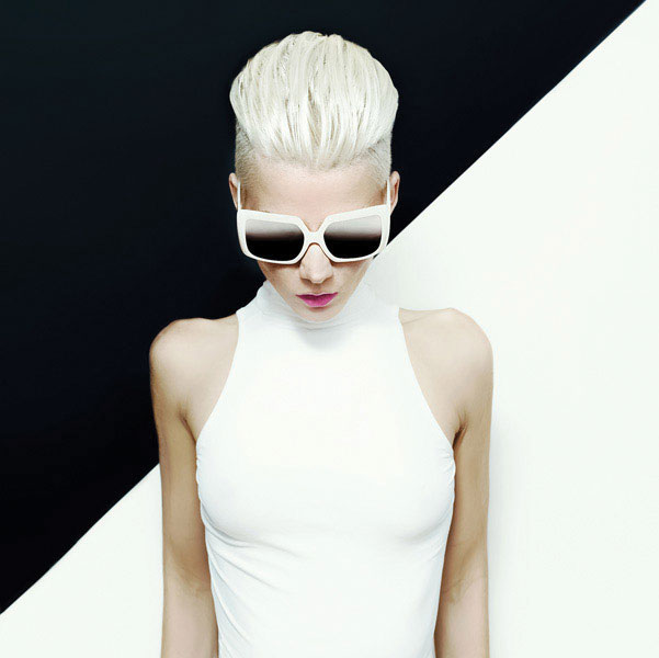 Προτάσεις για διακόσμησηΟ πίνακας σε καμβά FASC-188 είναι μια εξαιρετική πρόταση για τη διακόσμηση εσωτερικών χώρων με διαφορετικά στυλ. Σε έναν μοντέρνο χώρο, μπορεί να προσφέρει μια δόση κομψότητας και φινέτσας, ενώ ενσωματώνεται αρμονικά σε έναν μινιμαλιστικό χώρο, προσδίδοντας μια διακριτική παλέτα χρωμάτων. Σε κλασικά περιβάλλοντα, ο πίνακας αυτός μπορεί να λειτουργήσει ως εστιακό σημείο, ενισχύοντας τον χώρο με την αίγλη της μόδας.Λίγα λόγια για τον πίνακαΗ συλλογή Μόδα, στην οποία ανήκει ο πίνακας, είναι γνωστή για την έμφαση στην κομψότητα και την αισθητική που χαρακτηρίζουν την καλλιτεχνική απόδοση της μόδας. Το παιχνίδι με το φως και τη σκιά δημιουργεί ένα αίσθημα βάθους και πολυπλοκότητας, ενισχύοντας την εντύπωση υψηλής αισθητικής, ενώ η επιλεγμένη χρωματική παλέτα αναδεικνύει τη θεματολογία της σύγχρονης μόδας, αφήνοντας περιθώρια για προσωπική ερμηνεία και αντίληψη.Ο πίνακας δημιουργεί αίσθηση κομψότητας και μοντέρνας αισθητικής, προκαλώντας τον θεατή να αναλογιστεί την επίδραση της μόδας στην καθημερινότητά του. Η επιδέξια διαχείριση του φωτός προσφέρει μια εντύπωση κίνησης και ροής, μεταφέροντας μια βαθιά αίσθηση δυναμικότητας και ανανέωσης. Είναι ένας πίνακας που μπορεί να προσφέρει έμπνευση και να μεταδώσει τη διαχρονική γοητεία της μόδας.Ψηφιακή εκτύπωση σε καμβά. Ο καμβάς είναι υψηλής ποιότητας, ειδικός για ψηφιακή εκτύπωση που αναδεικνύει τα χρώματα. Είναι ιδανικός για διακόσμηση εσωτερικών χώρων. Παραλαμβάνετε τον πίνακα με την ψηφιακή εκτύπωση καμβά, τελαρωμένο σε τελάρο από ανθεκτικό ξύλο 2εκ, στη διάσταση που θέλετε.