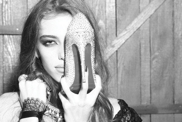 Προτάσεις για διακόσμησηΟ πίνακας σε καμβά με την κωδική ονομασία FASC-191 προσφέρει μια κομψή και σύγχρονη αίσθηση, ιδανική για ποικίλα στυλ διακόσμησης. Στους μινιμαλιστικούς χώρους, η απλότητα των γραμμών και οι καθαρές αποχρώσεις θα προσθέσουν μια νότα εκλέπτυνσης και μοντέρνας αισθητικής, ενώ σε πιο κλασικούς χώρους, μπορεί να αποτελέσει ένα σημείο αναφοράς που ενώνει την παράδοση με τη μόδα. Τα μοδάτα στοιχεία του πίνακα ταιριάζουν επίσης αρμονικά σε έναν χώρο που ακολουθεί το εκλεκτικιστικό στυλ, προσφέροντας έναν αέρα φρεσκάδας με την είσοδό του.Λίγα λόγια για τον πίνακαΑυτός ο πίνακας σε καμβά ενσωματώνει την ουσία της μόδας σε μια εποχή που η έκφραση μέσω της ενδυματολογικής εμφάνισης ήταν πολύ σημαντική. Οι καθαρές και δυναμικές γραμμές αναδεικνύουν τα στοιχεία του σύγχρονου ανθρώπου και την αέναη εξέλιξη του στυλ. Τα απλά αλλά έντονα χρώματα δεν επικαλύπτονται, δημιουργώντας μια ισχυρή αντίθεση που αιχμαλωτίζει το βλέμμα. Η δομή του πίνακα, με τις λεπτώς καθορισμένες γραμμές και τις καθαρές υφές, αποπνέει αρμονία.Η σύγχρονη τέχνη αποτυπώνεται με μοναδικό τρόπο σε αυτό τον πίνακα, προκαλώντας αισθήματα ανανέωσης και ενθουσιασμού. Ο θεατής μπορεί να αισθανθεί τη δυναμική των αλλαγών, των μεταβάσεων στον κόσμο της μόδας, καθώς και τις εσωτερικές αντιθέσεις που αυτές φέρνουν στους ανθρώπους. Αυτή η αίσθηση γίνεται μεταδοτική, ενσωματώνοντας την ενέργεια του πίνακα στον χώρο όπου εκτίθεται.Ψηφιακή εκτύπωση σε καμβά. Ο καμβάς είναι υψηλής ποιότητας, ειδικός για ψηφιακή εκτύπωση που αναδεικνύει τα χρώματα. Είναι ιδανικός για διακόσμηση εσωτερικών χώρων. Παραλαμβάνετε τον πίνακα με την ψηφιακή εκτύπωση καμβά, τελαρωμένο σε τελάρο από ανθεκτικό ξύλο 2εκ, στη διάσταση που θέλετε.