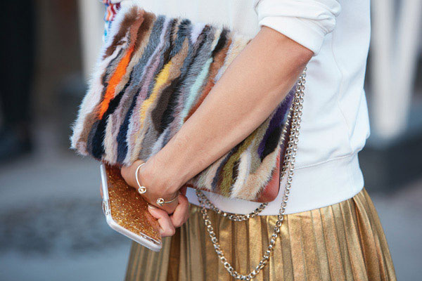 Προτάσεις για διακόσμησηΟ πίνακας αυτός, με τον κωδικό 84037, συνδυάζει τη μοντέρνα αισθητική με τις διαχρονικές αναφορές στη μόδα, καθιστώντας τον ιδανικό για την ανάδειξη ενός σύγχρονου ή μινιμαλιστικού χώρου. Οι αποχρώσεις του προσθέτουν έναν τόνο εκλεπτυσμένης κομψότητας, ενώ το δυναμικό θέμα του μπορεί να προσαρμοστεί εξίσου σε ένα κλασικό περιβάλλον, δίνοντας μια αναπάντεχη νότα φρεσκάδας. Η ψηφιακή εκτύπωση σε καμβά του πίνακα μπορεί να λειτουργήσει ως κεντρικό σημείο σε ένα σαλόνι ή γραφείο, όπου το θέμα της μόδας συναντά την τέχνη.Λίγα λόγια για τον πίνακαΗ ζωγραφική του πίνακα FASC-196 αποτυπώνει την ένταση της καταναλωτικής κουλτούρας και της αναζήτησης για προσωπική έκφραση μέσω της μόδας. Τα χρώματα χρησιμοποιούνται με στρατηγική φειδώ για να τονίσουν τη συναισθηματική απήχηση του θέματος. Οι πινελιές είναι λεπτές και ακριβείς, υπογραμμίζοντας τις λεπτομέρειες της μορφής και των υφών και ενισχύουν την αρμονία του έργου. Το έργο αυτό αποτυπώνει την πολυπλοκότητα της συνάντησης της τέχνης με τη μόδα, προκαλώντας τον θεατή να αναλογιστεί την αέναη αναζήτηση του στυλ και της ταυτότητας.Αυτός ο πίνακας αποπνέει μια αίσθηση διαρκούς αναλογισμού και αναζήτησης. Το θέμα του ενσωματώνει την ιδέα της προσωρινότητας και της διαρκούς αλλαγής, καθώς η μόδα αποτελεί αντανάκλαση της κοινωνικής εξέλιξης. Προκαλεί σκέψεις γύρω από την ταυτότητα και την αυτοεκτίμηση, με έναν κομψό και εκλεπτυσμένο τρόπο. Ο θεατής καλείται να σκεφτεί για τη δική του σύνδεση με τη μόδα και πώς αυτή επηρεάζει την αυτοεικόνα του. Η ψηφιακή εκτύπωση σε καμβά κάνει δυνατή την άμεση μεταφορά αυτής της στιβαρής ιδέας στον προσωπικό σας χώρο.Ψηφιακή εκτύπωση σε καμβά. Ο καμβάς είναι υψηλής ποιότητας, ειδικός για ψηφιακή εκτύπωση που αναδεικνύει τα χρώματα. Είναι ιδανικός για διακόσμηση εσωτερικών χώρων. Παραλαμβάνετε τον πίνακα με την ψηφιακή εκτύπωση καμβά, τελαρωμένο σε τελάρο από ανθεκτικό ξύλο 2εκ, στη διάσταση που θέλετε.