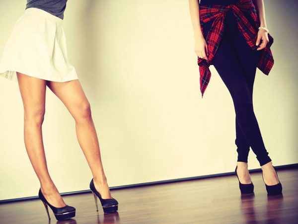 Προτάσεις για διακόσμησηΟ πίνακας σε καμβά FASC-200 είναι μια κομψή προσθήκη για κάθε χώρο, προσφέροντας έναν αέρα μοντέρνου στυλ και υψηλής αισθητικής. Οι τόνους του πίνακα επικεντρώνονται σε διακριτικά χρώματα, καθιστώντας τον ιδανικό για μινιμαλιστικούς εσωτερικούς χώρους. Παράλληλα, η θεματική του μόδας μπορεί να ανανεώσει ένα κλασικό δωμάτιο, προσδίδοντας έναν σύγχρονο, εκλεπτυσμένο χαρακτήρα. Σε έναν χώρο με μοντέρνα διακόσμηση, αυτός ο πίνακας αναδεικνύεται ως το κεντρικό κομμάτι, δίνοντας έμφαση σε λεπτομέρειες όπως το στιλ και την καινοτομία.Λίγα λόγια για τον πίνακαΟ FASC-200 ανήκει στην κατηγορία της Μόδας, αποτυπώνοντας με λεπτομέρεια και ακρίβεια την εκφραστικότητα που χαρακτηρίζει τη σύγχρονη τέχνη. Χρησιμοποιώντας έντονες αντιθέσεις και λάμψεις, ο καλλιτέχνης συνδυάζει χρώματα που προκαλούν συναισθήματα δυναμισμού και αυτοπεποίθησης. Οι πινελιές είναι προσεκτικά τοποθετημένες, προσφέροντας έναν μοντέρνο ρυθμό που αντικατοπτρίζει την ταχύτητα και τη φινέτσα του κόσμου της μόδας.Ο πίνακας δημιουργεί μια αίσθηση αναζωογόνησης και νεότητας, φέρνοντας τη μόδα στο προσκήνιο με κάθε βλέμμα που ρίχνουμε πάνω του. Κάθε φορά που τον παρατηρείτε, προσκαλεί σε μια εσωτερική ανασκόπηση του στυλ και της προσωπικής κομψότητας. Αυτός ο πίνακας έχει την ικανότητα να συνδεθεί με τον θεατή, προσφέροντας μια βαθιά αίσθηση σύνδεσης με την τέχνη και την αισθητική. Μέσα από τη λεπτομέρεια και το σχεδιασμό του, καταφέρνει να συνομιλήσει με τις σύγχρονες τάσεις, προσφέροντας μια μοναδική εμπειρία θέασης.Ψηφιακή εκτύπωση σε καμβά. Ο καμβάς είναι υψηλής ποιότητας, ειδικός για ψηφιακή εκτύπωση που αναδεικνύει τα χρώματα. Είναι ιδανικός για διακόσμηση εσωτερικών χώρων. Παραλαμβάνετε τον πίνακα με την ψηφιακή εκτύπωση καμβά, τελαρωμένο σε τελάρο από ανθεκτικό ξύλο 2εκ, στη διάσταση που θέλετε.