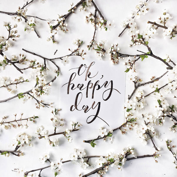 Προτάσεις για διακόσμησηΟ πίνακας σε καμβά FLOZ-238 είναι ιδανικός για να προσδώσει μια αίσθηση κομψότητας σε οποιονδήποτε χώρο. Με το θέμα των λουλουδιών, μπορεί άριστα να ενσωματωθεί σε έναν κλασικό χώρο όπου τα φυτικά μοτίβα κυριαρχούν, προσφέροντας ζωντάνια και φυσική ομορφιά. Σε έναν μοντέρνο χώρο, ο πίνακας ενισχύει την αίσθηση της φρεσκάδας και της καινοτομίας, ενώ σε ένα μινιμαλιστικό περιβάλλον προσφέρει την απαραίτητη δόση χρώματος και εκπλήσσει με τις λεπτομέρειες του. Οι απαλές και ρομαντικές αποχρώσεις του πίνακα λειτουργούν αρμονικά με ουδέτερες παλέτες, δημιουργώντας έναν ζεστό και καλαίσθητο χώρο.Λίγα λόγια για τον πίνακαΗ σύνθεση του πίνακα FLOZ-238 επικεντρώνεται στην απαράμιλλη ομορφιά των λουλουδιών, αποτυπώνοντας λεπτομερειακά την ανατομία και την απαλότητα της υφής τους. Τα χρώματα, κυρίως αποχρώσεις του ροζ, του λευκού και του πράσινου, είναι έντονα αλλά ταυτόχρονα κλασικά, δημιουργώντας μια αίσθηση αρμονίας και ισορροπίας. Οι πινελιές είναι λείες και διακριτικές, υπογραμμίζοντας τη φυσικότητα της φύσης και φέρνοντας έναν αέρα καθαρότητας και φρεσκάδας στον χώρο. Στο καλλιτεχνικό πλαίσιο, το θέμα υποδηλώνει την ημέρα της Άνοιξης, γεμάτη χρώμα και ζωή, μεταφέροντας την ευαισθησία και την ελπίδα που γεννά αυτή η εποχή.Ο πίνακας δημιουργεί την αίσθηση της ηρεμίας και της αισιοδοξίας, εκπέμποντας μια ευχάριστη ενέργεια που αναζωογονεί το χώρο και το θεατή. Καθώς τον παρατηρεί κανείς, μπορεί να βιώσει την ηρεμία και την ομορφιά της φύσης, συνδεόμενος με την αρμονία που μόνο η φύση μπορεί να προσφέρει. Η λεπτομερής παρουσίαση των λουλουδιών με την προσεκτική απόδοση των αποχρώσεων προκαλεί μια βαθύτερη αίσθηση θαυμασμού και εκτίμησης προς τη φυσική ομορφιά.Ψηφιακή εκτύπωση σε καμβά. Ο καμβάς είναι υψηλής ποιότητας, ειδικός για ψηφιακή εκτύπωση που αναδεικνύει τα χρώματα. Είναι ιδανικός για διακόσμηση εσωτερικών χώρων. Παραλαμβάνετε τον πίνακα με την ψηφιακή εκτύπωση καμβά, τελαρωμένο σε τελάρο από ανθεκτικό ξύλο 2εκ, στη διάσταση που θέλετε.