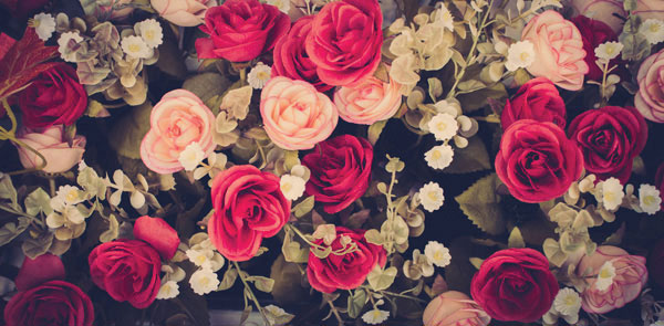 Προτάσεις για διακόσμησηΟ πίνακας σε καμβά FLOZ-265 εκφράζει μια σύγχρονη αντίληψη του παραδοσιακού θέματος των λουλουδιών και μπορεί να ενταχθεί εύκολα σε διάφορα στυλ διακόσμησης. Σε έναν κλασικό χώρο, μπορεί να λειτουργήσει ως κομψή προσθήκη που ενισχύει την αίσθηση πολυτέλειας με τις λεπτομέρειες και τα χρώματά του. Σε μοντέρνους ή μινιμαλιστικούς χώρους, οι ζωντανές αποχρώσεις του μπορούν να λειτουργήσουν ως κεντρικό σημείο, προσθέτοντας ζωτικότητα και φρεσκάδα στο περιβάλλον. Ο πίνακας συνδυάζει τέλεια διαφορετικές υφές και αποχρώσεις, καθιστώντας τον ιδανικό για κάθε χώρο που θέλει να προβάλει μια αύρα πολυτέλειας και ευεξίας.Λίγα λόγια για τον πίνακαΠρόκειται για φωτογραφία λουλουδιών που έχει τυπωθεί πάνω σε καμβά. Ο πίνακας σε καμβά FLOZ-265 παρουσιάζει μια μοναδική αρμονία χρωμάτων και υφών. Η φωτογραφία αντικατοπτρίζει τη φυτική ομορφιά με ακρίβεια, διατηρώντας την φυσική της λαμπερότητα. Η συντονισμένη χρωματική παλέτα του κυμαίνεται μεταξύ απαλών και ζεστών τόνων, ενώ τοποθετεί στο επίκεντρο λουλούδια σε εκτυφλωτικά χρώματα. Η σύνθεση συνδυάζει τη λεπτομέρεια με μια αίσθηση χώρου, προσδίδοντας φυσική αίσθηση στο θεατή. Το θέμα των λουλουδιών εδώ μπορεί να συμβολίζει την αειθαλή χάρη και ομορφιά της φύσης.Ο πίνακας FLOZ-265 εκπέμπει ένα αίσθημα ηρεμίας και ανανέωσης. Οι λεπτές λεπτομέρειες του, μαζί με τα διακριτικά χρώματα, δημιουργούν μια χαλαρωτική και ευχάριστη ατμόσφαιρα. Αυτός ο πίνακας μπορεί να μεταφέρει τον θεατή σε έναν γαλήνιο κόσμο, γεμάτο ομορφιά και φύση. Με την προσεκτική εκτύπωση του, γίνεται ένα εμβληματικό κομμάτι που μπορεί να εγείρει αναμνήσεις και συναισθήματα συνδεδεμένα με την απλότητα της φυσικής ζωής.Ψηφιακή εκτύπωση σε καμβά. Ο καμβάς είναι υψηλής ποιότητας, ειδικός για ψηφιακή εκτύπωση που αναδεικνύει τα χρώματα. Είναι ιδανικός για διακόσμηση εσωτερικών χώρων. Παραλαμβάνετε τον πίνακα με την ψηφιακή εκτύπωση καμβά, τελαρωμένο σε τελάρο από ανθεκτικό ξύλο 2εκ, στη διάσταση που θέλετε.