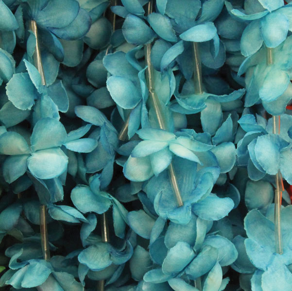 Προτάσεις για διακόσμησηΟ πίνακας σε καμβά FLOC-286 αποτελεί μια εξαιρετική επιλογή για τη διακόσμηση ενός σύγχρονου ή κλασικού χώρου, χάρη στο φυσικό θέμα του με λουλούδια που προσδίδει μια διαχρονική γοητεία. Στον μοντέρνο χώρο, τα λουλούδια αναδεικνύουν την απλότητα και την αρμονία, ενώ στον μινιμαλιστικό χώρο προσθέτουν έναν ζωντανό παλμό και αντίθεση. Οι απαλές αποχρώσεις του πίνακα προσδίδουν μια αίσθηση ηρεμίας και αναζωογόνησης, καθιστώντας τον ιδανικό για χώρους όπως το καθιστικό ή την κρεβατοκάμαρα.Λίγα λόγια για τον πίνακαΟ πίνακας ενσωματώνει ένα έξυπνο παιχνίδι φωτός και σκιάς, το οποίο υπογραμμίζει το βάθος και τη λεπτομερή αναπαράσταση των λουλουδιών. Η χρήση απαλών χρωμάτων δημιουργεί μια αίσθηση αρμονίας και φυσικότητας, καθιστώντας τον ιδανικό για περιβάλλοντα οποιουδήποτε στυλ. Η προσοχή στη λεπτομέρεια και η υφή του καμβά ενισχύουν την αίσθηση της ζωής και της κίνησης, ενώ το φυσικό θέμα προσδίδει ένα αίσθημα ανανέωσης και δροσιάς. Ο συμβολισμός των λουλουδιών συνδέεται συχνά με την ομορφιά, την αγνότητα και την ελπίδα.Ο πίνακας δημιουργεί αίσθηση ηρεμίας και φυσικής αρμονίας. Η σύνδεση του θεατή με τη φύση μέσα από τη ζωγραφική αποπνέει ζεστά συναισθήματα και προσκαλεί σε μια στιγμή αναστοχασμού. Η λεπτή και συγκρατημένη τέχνη ενισχύει την εσωτερική ειρήνη και αναδεικνύει τη διακριτική γοητεία της φθαρτότητας. Μέσω του έργου, αποτυπώνεται η αίσθηση της αναπόσπαστης σχέσης μεταξύ ανθρώπου και φύσης, προσφέροντας μια βαθιά αίσθηση χαράς και αναζωογόνησης.Ψηφιακή εκτύπωση σε καμβά. Ο καμβάς είναι υψηλής ποιότητας, ειδικός για ψηφιακή εκτύπωση που αναδεικνύει τα χρώματα. Είναι ιδανικός για διακόσμηση εσωτερικών χώρων. Παραλαμβάνετε τον πίνακα με την ψηφιακή εκτύπωση καμβά, τελαρωμένο σε τελάρο από ανθεκτικό ξύλο 2εκ, στη διάσταση που θέλετε.