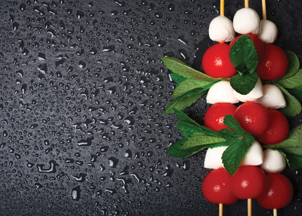 Προτάσεις για διακόσμησηΟ πίνακας σε καμβά με τίτλο FADC-055 εισάγει μια ατμόσφαιρα γοητείας και ζωντάνιας σε κάθε εσωτερικό χώρο. Ιδανικός για μοντέρνους χώρους όπως κουζίνες και τραπεζαρίες, το θέμα του πίνακα - φαγητά και ποτά - μπορεί εύκολα να γίνει το επίκεντρο μιας κουζίνας με σύγχρονη ή ακόμα και μινιμαλιστική προσέγγιση. Ο απεικονισμένος πίνακας θα μπορούσε επίσης να εκτιμηθεί σε έναν πιο κλασικό χώρο, προσθέτοντας μια διακριτική πινελιά ζωντάνιας ανάμεσα σε πιο ουδέτερους τόνους και ξύλινα έπιπλα. Οι λαμπερές αποχρώσεις και η λεπτομερίεια στη σύνθεσή του επιτρέπουν στο έργο να συνδυάζεται αρμονικά με μια πληθώρα χρωματικών παλετών, είτε αυτές είναι γήινες ή πιο φωτεινές.Λίγα λόγια για τον πίνακαΑυτός ο σύγχρονος πίνακας σε καμβά φέρνει στη ζωή τη θεματική ενότητα των φαγητών και ποτών με εντυπωσιακή ζωντάνια και εκφραστικότητα. Οι έντονοι χρωματισμοί συνυφαίνονται με λεπτές υφές, δημιουργώντας μια αίσθηση κίνησης και ενέργειας. Η χρήση του φωτός και σκιάς προσθέτει βάθος, δίνοντας σχεδόν απτική ποιότητα στο απεικονιζόμενο θέμα. Η τέχνη της ψηφιακής εκτύπωσης σε καμβά αναδεικνύει κάθε λεπτομέρεια, προσθέτοντας εύρος και ένταση στο τελικό αποτέλεσμα. Ο πίνακας αυτός καλεί τον θεατή να εξερευνήσει την αισθητική απόλαυση που προφέρεται από τη γοητεία και τη λαμπρότητα των τροφίμων, δημιουργώντας μια γέφυρα ανάμεσα στο πραγματικό και το απεικονιζόμενο.Ο πίνακας FADC-055 δημιουργεί μια αίσθηση ζωντάνιας και ευζωίας. Οι θεατές του μπορούν να ταξιδέψουν νοητά σε έναν κόσμο γεύσεων και απολαύσεων, ανακαλύπτοντας τη μαgica ομορφιά του καθημερινού μέσου, όπως παρουσιάζεται μέσα από μια καλλιτεχνική ματιά. Η λεπτομερής εικονογράφηση στοχεύει στο να προκαλέσει τη γαστρονομική φαντασία, προκαλώντας έντονα συναισθήματα και σκέψεις γύρω από τις γεύσεις και την απόλαυση της ζωής. Αυτός ο καμβάς όχι μόνο συμπληρώνει το χώρο, αλλά και τον μεταμορφώνει, προσφέροντας μια αίσθηση πληρότητας και κομψότητας που αγκαλιάζει τον θεατή.Ψηφιακή εκτύπωση σε καμβά. Ο καμβάς είναι υψηλής ποιότητας, ειδικός για ψηφιακή εκτύπωση που αναδεικνύει τα χρώματα. Είναι ιδανικός για διακόσμηση εσωτερικών χώρων. Παραλαμβάνετε τον πίνακα με την ψηφιακή εκτύπωση καμβά, τελαρωμένο σε τελάρο από ανθεκτικό ξύλο 2εκ, στη διάσταση που θέλετε.