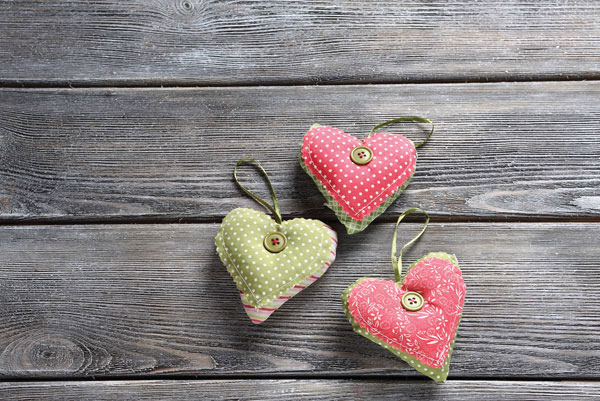 Προτάσεις για διακόσμησηΟ πίνακας σε καμβά LOV-033 αποτελεί μια καλλιτεχνική πρόταση που μπορεί να ενσωματωθεί σε διάφορους χώρους και στυλ διακόσμησης. Οι απαλοί και ζεστοί τόνοι του έργου τον καθιστούν ιδανικό για μοντέρνα και minimal περιβάλλοντα, όπου θέλετε να προσθέσετε μια νότα ζωντάνιας και ρομαντισμού. Σε έναν κλασικό χώρο, αυτός ο πίνακας μπορεί να λειτουργήσει ως κεντρικό κομμάτι, εναρμονίζοντας την παραδοσιακή αισθητική με μια πιο μοντέρνα πινελιά. Τοποθετημένος πάνω από το κρεβάτι, το τζάκι ή σε ένα ελεύθερο τοίχο στο σαλόνι, ο πίνακας προσδίδει ζεστασιά και δημιουργεί μια αίσθηση οικειότητας και αγάπης.Λίγα λόγια για τον πίνακαΟ πίνακας σε καμβά LOV-033 είναι ένα εξαιρετικό παράδειγμα ψηφιακής τέχνης, αποτυπωμένος με ακρίβεια και ένταση σε καμβά υψηλής ποιότητας. Τα χρώματα χαρακτηρίζονται από απαλές αποχρώσεις του ροζ και του γκρι, ενώ οι λεπτές υφές και οι αρμονικές πινελιές αποδίδουν μια αίσθηση κίνησης και ζωντάνιας στο έργο. Το καλλιτεχνικό πλαίσιο συνδυάζει σύγχρονες τεχνικές με παραδοσιακές αξίες, δημιουργώντας μια οπτική ισορροπία που γοητεύει και εκπλήσσει τον θεατή με την απλότητά της.Αυτός ο πίνακας αποπνέει μια αίσθηση ηρεμίας και τρυφερότητας, προκαλώντας συναισθήματα που αντικατοπτρίζουν την ουσία της αγάπης. Η σύνθεση προσφέρει μια εσωτερική γαλήνη και ενισχύει την αίσθηση της σύνδεσης, καλώντας τον θεατή να αναλογιστεί τη σημασία των σχέσεων στη ζωή μας. Παρά την απλότητά του, το έργο είναι πλούσιο σε συναισθηματικές αποχρώσεις, προσφέροντας έναν καμβά για προσωπική ενδοσκόπηση και καλλιτεχνική απόλαυση.Ψηφιακή εκτύπωση σε καμβά. Ο καμβάς είναι υψηλής ποιότητας, ειδικός για ψηφιακή εκτύπωση που αναδεικνύει τα χρώματα. Είναι ιδανικός για διακόσμηση εσωτερικών χώρων. Παραλαμβάνετε τον πίνακα με την ψηφιακή εκτύπωση καμβά, τελαρωμένο σε τελάρο από ανθεκτικό ξύλο 2εκ, στη διάσταση που θέλετε.