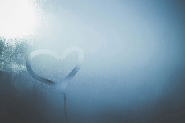 Προτάσεις για διακόσμησηΟ πίνακας σε καμβά LOV-070 αποτελεί μια εξαιρετική επιλογή για διακόσμηση εσωτερικών χώρων που αποπνέουν ζεστασιά και ρομαντισμό. Με τις λεπτομερείς απεικονίσεις του, μπορεί να ενσωματωθεί άψογα σε ένα κλασικό περιβάλλον, αναδεικνύοντας την κομψότητα και την ρομαντική διάθεση του χώρου. Σε έναν μοντέρνο χώρο, ο πίνακας μπορεί να προσφέρει την αναγκαία θερμή πινελιά, δημιουργώντας έναν ισορροπημένο συνδυασμό σύγχρονων και παραδοσιακών στοιχείων. Τέλος, για έναν μινιμαλιστικό χώρο, το συγκεκριμένο έργο τέχνης μπορεί να αποτελέσει το επίκεντρο, προσφέροντας χρώμα και νόημα χωρίς να επιβαρύνει την απλότητα του σχεδιασμού.Λίγα λόγια για τον πίνακαΟ πίνακας LOV-070 παρουσιάζει μία τρυφερή σύνθεση χρωμάτων και υφών, η οποία παραπέμπει άμεσα στην αγάπη και τη συναισθηματική ένταση. Οι λεπτές και προσεκτικές πινελιές του καλλιτέχνη αναδεικνύουν το θέμα με αρμονικό τρόπο, προσφέροντας μια αίσθηση συνέπειας και ακρίβειας. Οι αποχρώσεις του κόκκινου και του ροζ, σε συνδυασμό με πιο ουδέτερα φόντα, δημιουργούν έναν ιδιαίτερο συναισθηματικό αντίκτυπο που είναι καθηλωτικός και μαγευτικός. Η ανάμειξη των χρωμάτων και οι διαφορετικές πινελιές προσδίδουν βάθος και ζωντάνια στο έργο, καθιστώντας το μοναδικό.Η γοητεία του πίνακα LOV-070 έγκειται στην δυνατότητά του να εμπνέει συναισθήματα και να διεγείρει τη φαντασία. Ο παρατηρητής μπορεί να νιώσει την αγάπη και την τρυφερότητα που αναδύονται από την εικόνα, ενώ η αρμονία των στοιχείων και η ποιότητα της τέχνης τον παρακινούν σε αναστοχασμό και βαθύτερη ερμηνεία. Αυτή η σύνθεση καταφέρνει να ενώσει την παράδοση με την καινοτομία, προσφέροντας μία διαχρονική αισθητική εμπειρία.Ψηφιακή εκτύπωση σε καμβά. Ο καμβάς είναι υψηλής ποιότητας, ειδικός για ψηφιακή εκτύπωση που αναδεικνύει τα χρώματα. Είναι ιδανικός για διακόσμηση εσωτερικών χώρων. Παραλαμβάνετε τον πίνακα με την ψηφιακή εκτύπωση καμβά, τελαρωμένο σε τελάρο από ανθεκτικό ξύλο 2εκ, στη διάσταση που θέλετε.