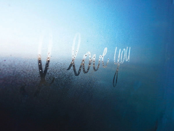 Προτάσεις για διακόσμησηΟ πίνακας σε καμβά LOV-099 αποτελεί μια εξαιρετική επιλογή για όσους επιθυμούν να προσθέσουν μια ρομαντική και τρυφερή αίσθηση στον χώρο τους. Οι απαλές αποχρώσεις και το ήρεμο μοτίβο του τον καθιστούν ιδανικό για έναν μοντέρνο ή μινιμαλιστικό χώρο, προσφέροντας έναν τόνο ζεστασιάς και ευαισθησίας. Σε έναν κλασικό χώρο, ο πίνακας αυτός μπορεί να λειτουργήσει ως κομμάτι συμφιλίωσης παλαιών και νέων στοιχείων, ενισχύοντας τη συνολική αρμονία με το διακριτικό του ύφος.Λίγα λόγια για τον πίνακαΑυτός ο πίνακας σε καμβά αποτυπώνει την καλλιτεχνική απόδοση της αγάπης μέσα από μια μοναδική σύνθεση χρωμάτων και υφών. Οι απαλές πινελιές και οι διακριτικές αποχρώσεις του ροζ και του μπεζ συνδυάζονται αρμονικά, δημιουργώντας ένα αίσθημα ηρεμίας και γαλήνης. Το απαλά φωτισμένο φόντο προσθέτει στο ρομαντικό στοιχείο της σύνθεσης, ενώ οι λεπτομέρειες προδίδουν την επιδεξιότητα του καλλιτέχνη στην απόδοση συναισθημάτων.Ο πίνακας αποπνέει μια αίσθηση ηρεμίας και τρυφερότητας, μεταφέροντας τον θεατή σε έναν κόσμο όπου η αγάπη κυριαρχεί και αναπνέει. Καθώς το μάτι κινείται από τη μία άκρη στην άλλη, δημιουργείται μια αίσθηση απλότητας και γλυκύτητας, θυμίζοντας στιγμές οικειότητας και αγάπης. Η εξέλιξη των χρωμάτων και η ανάλαφρη διαχείρισή τους προκαλούν συναισθήματα νοσταλγίας και ζεστασιάς, καθιστώντας αυτό το έργο τέχνης ιδανικό για κάθε χώρο που χρειάζεται έναν αέρα στοργής και συναισθηματικής βάθους.Ψηφιακή εκτύπωση σε καμβά. Ο καμβάς είναι υψηλής ποιότητας, ειδικός για ψηφιακή εκτύπωση που αναδεικνύει τα χρώματα. Είναι ιδανικός για διακόσμηση εσωτερικών χώρων. Παραλαμβάνετε τον πίνακα με την ψηφιακή εκτύπωση καμβά, τελαρωμένο σε τελάρο από ανθεκτικό ξύλο 2εκ, στη διάσταση που θέλετε.