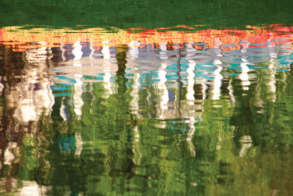 Προτάσεις για διακόσμησηΟ πίνακας σε καμβά PAI-121 προσφέρει μια συναρπαστική επιλογή για την εσωτερική διακόσμηση των χώρων σας. Με τα πλούσια και εκλεπτυσμένα του χρώματα, μπορεί να προσθέσει έναν τόνο κομψότητας σε ένα κλασικό σαλόνι ή να ενσωματωθεί ομαλά σε ένα μοντέρνο γραφείο, προσφέροντας καλλιτεχνική αισθητική και υψηλή αισθητική αξία. Για έναν μινιμαλιστικό χώρο, οι λεπτομέρειες του πίνακα μπορούν να λειτουργήσουν ως το κεντρικό στοιχείο που θα τραβήξει την προσοχή, δημιουργώντας ενδιαφέρον και συζήτηση.Λίγα λόγια για τον πίνακαΟ PAI-121 είναι ένας πίνακας ζωγραφικής που συνδυάζει τόσο σύγχρονες όσο και παραδοσιακές τεχνικές, καθιστώντας τον κατάλληλο για μια ποικιλία καλλιτεχνικών αναζητήσεων. Χρησιμοποιούνται δυναμικές πινελιές και ποικιλία χρωμάτων που ενισχύουν την αντίθεση και την υφή, δίνοντας στον πίνακα βάθος και πολυπλοκότητα. Το θέμα, που ίσως επικεντρώνεται σε φυσικά τοπία ή συναισθηματικές στιγμές, προσφέρει στο θεατή μια ευκαιρία να συνδεθεί προσωπικά με το έργο, εξερευνώντας την σχέση του ανθρώπου με τη φύση ή το αστικό περιβάλλον. Οι σκιές και οι φωτεινές περιοχές, συνδυασμένες με την τέχνη της προοπτικής, δημιουργούν μια μοναδική χωροταξική εμπειρία.Ο πίνακας μεταφέρει μια βαθιά αίσθηση γαλήνης και ενδοσκοπικής ησυχίας. Κοιτάζοντας τον, ο θεατής μπορεί να βιώσει μια εσωτερική ισορροπία και ανακάλυψη, παρασύροντας τον σε σκέψεις για το δικό του περιβάλλον και ζωή. Η ζωντάνια των χρωμάτων σε συνδυασμό με την υφή του καμβά δημιουργεί μια αίσθηση αμεσότητας, σαν ο θεατής να μπορεί να αγγίξει και να νιώσει τα στοιχεία που απεικονίζονται. Αυτή η συναισθηματική σύνδεση καθιστά τον πίνακα ιδανικό για κάθε χώρο που επιθυμεί να μεταφέρει μια αίσθηση αναστοχασμού και δημιουργικότητας.Ψηφιακή εκτύπωση σε καμβά. Ο καμβάς είναι υψηλής ποιότητας, ειδικός για ψηφιακή εκτύπωση που αναδεικνύει τα χρώματα. Είναι ιδανικός για διακόσμηση εσωτερικών χώρων. Παραλαμβάνετε τον πίνακα με την ψηφιακή εκτύπωση καμβά, τελαρωμένο σε τελάρο από ανθεκτικό ξύλο 2εκ, στη διάσταση που θέλετε.