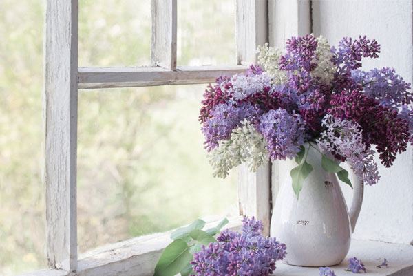 Προτάσεις για διακόσμησηΟ πίνακας PAIC-135 ενσωματώνεται αρμονικά σε κάθε είδους εσωτερικό χώρο, ανεξάρτητα από το διακοσμητικό στυλ του. Στο κλασικό στυλ, μπορεί να προσφέρει μια νότα σύγχρονης κομψότητας, γεφυρώνοντας το παρελθόν με το παρόν. Σε μοντέρνες διακοσμήσεις, ο πίνακας αυτός μπορεί να λειτουργήσει ως ένα καλλιτεχνικό κεντρικό στοιχείο, που αιχμαλωτίζει το μάτι και προσφέρει μια αίσθηση εκλεπτυσμένου γούστου. Σε μινιμαλιστικούς χώρους, οι αποχρώσεις και τα μοτίβα του πίνακα προσθέτουν βάθος και ενδιαφέρον χωρίς να παραβιάζουν την αρχή της απλότητας.Λίγα λόγια για τον πίνακαΟ PAIC-135 είναι μια ζωγραφική σύνθεση που ενσωματώνει την τεχνική της αφηρημένης τέχνης με ιδιαίτερη χρήση πινελιών και χρωμάτων. Οι οργανικές μορφές και οι ρευστές γραμμές κυριαρχούν στο έργο, με τις χρωματικές αντιθέσεις να αναδείκνυουν ένα αίσθημα κίνησης και ενέργειας. Αν και δεν υπάρχει κάποιος σαφής ρεαλιστικός σχηματισμός, ο συμβολισμός που ενυπάρχει μπορεί να παραπέμπει στη δυναμική της ζωής και τη συνεχή εξέλιξη. Οι ζωηρές αποχρώσεις και η πολυσχιδής υφή καθιστούν τον πίνακα μοναδικό, αποδίδοντας μια αίσθηση συναισθηματικής έντασης και καλλιτεχνικής ελευθερίας.Αυτός ο καμβάς δημιουργεί μια αίσθηση προσμονής και εξερεύνησης, παραπέμπει σε εσωτερικούς και εξωτερικούς κόσμους που συχνά παραμένουν ανεξερεύνητοι. Η αφηρημένη γλώσσα του έργου και τα έντονα χρώματα του ενθαρρύνουν τον θεατή να αναζητήσει προσωπικές ερμηνείες και συσχετισμούς. Κάποιος μπορεί να βρει μια ανάλαφρη ηρεμία στις δυναμικές γραμμές ή μια πηγή έμπνευσης και δημιουργικότητας στις πολύχρωμες επιφάνειες. Το έργο καλεί τον παρατηρητή να βυθιστεί στην τέχνη και να ανακαλύψει τη δική του σχέση με το περιεχόμενο και τα συναισθήματα του.Ψηφιακή εκτύπωση σε καμβά. Ο καμβάς είναι υψηλής ποιότητας, ειδικός για ψηφιακή εκτύπωση που αναδεικνύει τα χρώματα. Είναι ιδανικός για διακόσμηση εσωτερικών χώρων. Παραλαμβάνετε τον πίνακα με την ψηφιακή εκτύπωση καμβά, τελαρωμένο σε τελάρο από ανθεκτικό ξύλο 2εκ, στη διάσταση που θέλετε.