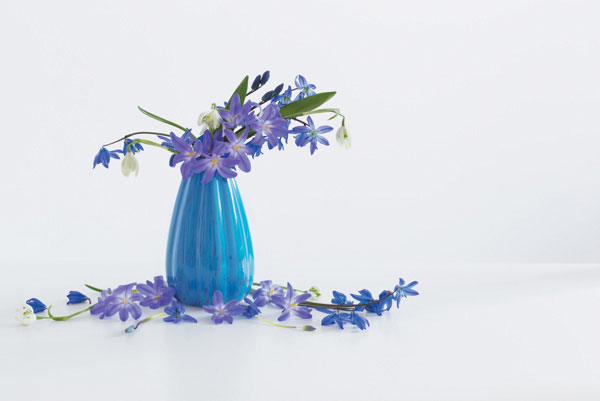 Προτάσεις για διακόσμησηΑυτός ο πίνακας σε καμβά μπορεί να ενσωματωθεί αρμονικά σε διάφορα στυλ διακόσμησης, υπογραμμίζοντας το εσωτερικό του χώρου με μοναδικό τρόπο. Στο κλασικό στυλ, οι γήινες και ζεστές αποχρώσεις του συμφωνούν με την πολυτέλεια των παραδοσιακών επίπλων, προσθέτοντας ένα κομψό και διαχρονικό άγγιγμα. Σε πιο μοντέρνες διακοσμήσεις, ο πίνακας μπορεί να λειτουργήσει ως κεντρικό κομμάτι που φέρνει σε ισορροπία τις καθαρές γραμμές και τις σύγχρονες υφές με τις πιο οργανικές του αποχρώσεις. Ο μινιμαλιστικός χώρος αναδεικνύεται περαιτέρω μέσα από την ήρεμη ενέργεια αυτού του έργου και τα διακριτικά του χρώματα, προσφέροντας ηρεμία και κομψότητα.Λίγα λόγια για τον πίνακαΟ PAIC-153 είναι ένας εντυπωσιακός πίνακας ζωγραφικής που εστιάζει στη σύγχρονη ερμηνεία της φύσης. Οι χρωματικές του επιλογές περιλαμβάνουν απαλές αποχρώσεις του πράσινου και του μπλε σε συνδυασμό με πινελιές θερμότερων τόνων, δημιουργώντας ένα φυσικό, αλλά ταυτόχρονα αφηρημένο τοπίο. Οι υφές που δημιουργούνται από τις πινελιές, φέρνουν ζωή και κίνηση στην εικόνα, ενώ προσδίδουν βάθος και πολυπλοκότητα στο έργο. Συμβολικά, το παιχνίδι του φωτός και της σκιάς μπορεί να αναδεικνύει την αρμονία και την ισορροπία στη φύση, προσκαλώντας τον θεατή να εξερευνήσει την εσωτερική του σιγουριά και γαλήνη.Ο πίνακας δημιουργεί μια αίσθηση ηρεμίας και κατανόησης της φυσικής αρμονίας. Η απλοϊκή αλλά εκφραστική του σύνθεση μπορεί να μεταφέρει στον θεατή μια βαθιά αίσθηση εσωτερικής ειρήνης, ενθαρρύνοντας την προσωπική αντίληψη και προσφέροντας χώρο για στοχασμό. Αυτό το έργο τέχνης δεν είναι απλώς ένα διακοσμητικό στοιχείο, αλλά ένας συναισθηματικός σύνδεσμος που υποστηρίζει την ψυχολογική ισορροπία και την ευημερία όσων το βιώνουν.Ψηφιακή εκτύπωση σε καμβά. Ο καμβάς είναι υψηλής ποιότητας, ειδικός για ψηφιακή εκτύπωση που αναδεικνύει τα χρώματα. Είναι ιδανικός για διακόσμηση εσωτερικών χώρων. Παραλαμβάνετε τον πίνακα με την ψηφιακή εκτύπωση καμβά, τελαρωμένο σε τελάρο από ανθεκτικό ξύλο 2εκ, στη διάσταση που θέλετε.