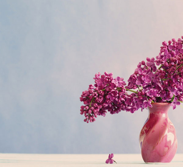 Προτάσεις για διακόσμησηΟ πίνακας σε καμβά PAIC-167 είναι η ιδανική προσθήκη για κάθε εσωτερικό χώρο που αναζητά μια ισορροπία ανάμεσα στην κομψότητα και την καλλιτεχνική αυθεντικότητα. Οι απαλές παστέλ αποχρώσεις και οι λεπτεπίλεπτες πινελιές του μπορούν να ενσωματωθούν άψογα σε κλασικό στυλ διακόσμησης, προσφέροντας μια γαλήνια αίσθηση που ανταποκρίνεται στο διαχρονικό ύφος των κλασικών χώρων. Παράλληλα, οι αφαιρετικές γραμμές και οι παιχνιδιάρικες αποχρώσεις του καθιστούν τον πίνακα ιδανικό για μοντέρνα περιβάλλοντα, προσδίδοντας μια μοναδική καλλιτεχνική διάσταση που αναδεικνύει τον χώρο. Στον μινιμαλιστικό χώρο, αυτός ο πίνακας μπορεί να αποτελέσει το κεντρικό σημείο ενδιαφέροντος, καθώς οι λιτές του γραμμές και τα γήινα χρώματα προσφέρουν την τέλεια αντίθεση με τις καθαρές επιφάνειες και τις απλές γραμμές.Λίγα λόγια για τον πίνακαΑυτός ο πίνακας αποτελεί ένα εξαιρετικό παράδειγμα σύγχρονης ζωγραφικής τέχνης. Με επίκεντρο την εξερεύνηση της φωτεινότητας και της σκιάς, ο καλλιτέχνης έχει αποδώσει μια εκπληκτική αίσθηση βάθους και κίνησης. Οι απαλές πινελιές και οι στροβιλισμοί χρώματος δημιουργούν μια δυναμική ενέργεια, η οποία συνδυάζεται άψογα με την πολυχρωμία της σύνθεσης. Η χρήση του φωτός εδώ προδίδει μια νοσταλγική αναφορά στην ελπίδα και την ανανέωση, ενώ οι γεωμετρικές φόρμες προσθέτουν μια αίσθηση συγκλονιστικής ισορροπίας. Το θέμα της σύνθεσης καλεί τον θεατή να εξετάσει τη σχέση της φύσης με την εσωτερική ηρεμία του ανθρώπου, δημιουργώντας έναν διάλογο που αντηχεί με προσωπικές αναζητήσεις και στοχαστικούς συνειρμούς.Ο πίνακας αυτός καταφέρνει να συνδυάσει τη λεπτομέρεια με το αφηρημένο, δημιουργώντας ένα οπτικό ταξίδι που περιδιαβαίνει το φάσμα των συναισθημάτων. Προκαλεί αίσθηση ηρεμίας και ταυτόχρονα περιέργειας, μεταφέροντας τον θεατή μέσα από εναλλαγές φωτός και σκιών που υποδηλώνουν την κίνηση της ζωής. Αυτή η καλλιτεχνική προσέγγιση ενισχύεται από την έντονη χρήση χρωματικών αντιθέσεων που τονίζουν τη συναισθηματική απήχηση του έργου. Ο θεατής καλείται να βυθιστεί στη μαγεία των λεπτομερειών, ανακαλύπτοντας κάθε φορά νέα στοιχεία και κρυμμένα νοήματα που αγγίζουν βαθιά τη φαντασία του.Ψηφιακή εκτύπωση σε καμβά. Ο καμβάς είναι υψηλής ποιότητας, ειδικός για ψηφιακή εκτύπωση που αναδεικνύει τα χρώματα. Είναι ιδανικός για διακόσμηση εσωτερικών χώρων. Παραλαμβάνετε τον πίνακα με την ψηφιακή εκτύπωση καμβά, τελαρωμένο σε τελάρο από ανθεκτικό ξύλο 2εκ, στη διάσταση που θέλετε.