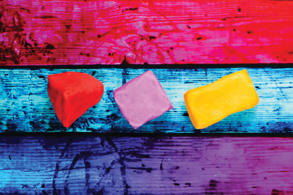 Προτάσεις για διακόσμησηΟ πίνακας PAIC-232 αποτελεί μια εξαιρετική επιλογή για την ενσωμάτωση σε διάφορα στυλ διακόσμησης, χάρη στις εκλεπτυσμένες αποχρώσεις και το σύγχρονο ύφος του. Με την αφαιρετική του προσέγγιση και τις ζεστές γήινες αποχρώσεις, μπορεί να αναδείξει έναν κλασικό χώρο, προσφέροντας μια αίσθηση διαχρονικότητας. Παράλληλα, το δυναμικό μοτίβο του μπορεί εύκολα να βρει τη θέση του σε ένα μοντέρνο σαλόνι, προσθέτοντας ένα ενδιαφέρον σημείο εστίασης. Εξίσου επιτυχημένα, σε ένα μινιμαλιστικό περιβάλλον, ο πίνακας έχει την ικανότητα να προσδίδει ζωντάνια και ενδιαφέρον, διατηρώντας την αίσθηση της απλότητας.Λίγα λόγια για τον πίνακαΟ πίνακας PAIC-232 είναι ένας εκπρόσωπος της σύγχρονης αφαιρετικής ζωγραφικής, μια τεχνική που συναντάται συχνά στη σύγχρονη τέχνη. Η πλούσια υφή του και η χρήση ακρυλικών χρωμάτων επιτρέπουν στα στοιχεία να αναδεικνύονται μέσα από εναλλαγές φωτός και σκιάς. Ο πίνακας εξετάζει τη σύνθεση των μορφών και τη χρήση του χώρου, ενώ οι αναμείξεις των χρωμάτων προσδίδουν μια δυναμική αίσθηση κινήματος και ροής. Τα φώτα και οι σκοτεινές περιοχές δημιουργούν αρμονία και ισορροπία στο σύνολο.Ο PAIC-232 είναι ένας πίνακας που εμπνέει τη φαντασία και προκαλεί τον θεατή να εμβαθύνει στις λεπτομέρειες του. Η αίσθηση της ροής που αποπνέει δημιουργεί έναν διάλογο ανάμεσα στις μορφές και τον παρατηρητή, μεταφέροντας μια βαθιά αίσθηση ισορροπίας και ηρεμίας. Το περιεχόμενό του μπορεί να προσφέρει μια στιγμή διαφυγής από την πραγματικότητα, δίνοντας την ευκαιρία για προσωπική ερμηνεία και εσωτερική αναζήτηση.Ψηφιακή εκτύπωση σε καμβά. Ο καμβάς είναι υψηλής ποιότητας, ειδικός για ψηφιακή εκτύπωση που αναδεικνύει τα χρώματα. Είναι ιδανικός για διακόσμηση εσωτερικών χώρων. Παραλαμβάνετε τον πίνακα με την ψηφιακή εκτύπωση καμβά, τελαρωμένο σε τελάρο από ανθεκτικό ξύλο 2εκ, στη διάσταση που θέλετε.