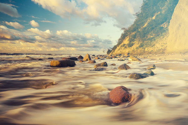 Προτάσεις για διακόσμησηΟ πίνακας σε καμβά PAIC-315 προσφέρει μια μοναδική ευκαιρία να ανανεώσετε τον χώρο σας, προσθέτοντας μια ζωγραφική διάσταση με κομψότητα και αισθητική. Η διακριτική του σύνθεση και οι αρμονικές του αποχρώσεις τον καθιστούν ιδανικό για ποικιλία στυλ διακόσμησης - από το κλασικό έως το μοντέρνο. Σε έναν κλασικό χώρο, μπορεί να λειτουργήσει ως κεντρικό στοιχείο που αναδεικνύει την κομψότητα, ενώ σε έναν μινιμαλιστικό χώρο, να προσθέσει ένα στοιχείο έκπληξης και ενδιαφέροντος.Λίγα λόγια για τον πίνακαΟ PAIC-315 αποτελεί χαρακτηριστικό παράδειγμα της σύγχρονης ζωγραφικής τέχνης, όπου η λεπτομερής χρήση του φωτός και των σκιάσεων αναδεικνύει την κάθε πτυχή του έργου. Οι απαλές πινελιές και οι ρεαλιστικοί τόνοι συμβάλλουν στη δημιουργία μιας γαλήνιας αίσθησης, ενώ τα χρώματα της παλέτας του, ισορροπημένα και ευγενικά, υπογραμμίζουν τη δύναμη της στιγμής. Η τεχνική που χρησιμοποιήθηκε επιτρέπει μια φυσική αρμονία που συνδέεται στενά με το καλλιτεχνικό ύφος του πίνακα.Ο πίνακας σε καμβά PAIC-315 δημιουργεί αίσθηση ηρεμίας και στοχασμού, προκαλώντας τον θεατή να ανακαλύψει τις λεπτές αποχρώσεις των συναισθημάτων που αποπνέει. Με ένα συναισθηματικό βάθος που αγγίζει την καρδιά, καταφέρνει να συνδεθεί άμεσα με τα αισθήματα του θεατή, μεταδίδοντας μια βαθιά αίσθηση οικειότητας και ηρεμίας.Ψηφιακή εκτύπωση σε καμβά. Ο καμβάς είναι υψηλής ποιότητας, ειδικός για ψηφιακή εκτύπωση που αναδεικνύει τα χρώματα. Είναι ιδανικός για διακόσμηση εσωτερικών χώρων. Παραλαμβάνετε τον πίνακα με την ψηφιακή εκτύπωση καμβά, τελαρωμένο σε τελάρο από ανθεκτικό ξύλο 2εκ, στη διάσταση που θέλετε.