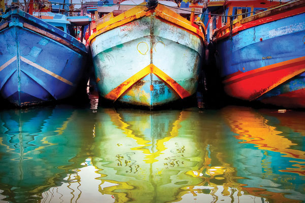 Προτάσεις για διακόσμησηΟ πίνακας σε καμβά PAIC-349 προσφέρει έναν μοναδικό τρόπο να εμπλουτισθεί ο χώρος σας με εκλεπτυσμένη καλλιτεχνική έμπνευση. Το έργο αυτό μπορεί να ταιριάξει άψογα σε έναν μοντέρνο ή μινιμαλιστικό εσωτερικό χώρο, προσθέτοντας μία νότα χρώματος και ζωντάνιας. Για τους λάτρεις του κλασικού στυλ, ο πίνακας θα λειτουργήσει ως κεντρικό κομμάτι που εμπλουτίζει την αισθητική του χώρου με την καλαίσθητη και ανεπιτήδευτη σύνθεση των αποχρώσεών του. Οι ζωντανές και αρμονικές χρωματικές αποχρώσεις του είναι ιδανικές για να δώσουν βάθος και κομψότητα σε οποιοδήποτε περιβάλλον, από το καθιστικό σας μέχρι τον επαγγελματικό σας χώρο.Λίγα λόγια για τον πίνακαΟ PAIC-349 είναι ένας πίνακας ζωγραφικής που εστιάζει στη δυναμική χρήση των χρωμάτων και των υφών, παρέχοντας μια αίσθηση ελεύθερης έκφρασης και δημιουργικότητας. Οι πινελιές είναι αποφασιστικές και γεμάτες ρυθμό, δημιουργώντας μια αρμονία που σαγηνεύει το βλέμμα και παρακινεί τη φαντασία. Το καλλιτεχνικό πλαίσιο του πίνακα σχετίζεται με τον μετα-μοντερνισμό, όπου η εξερεύνηση του χρώματος και της μορφής αλληλεπιδρά με τον θεατή, καλλιεργώντας μια διάδραση σκέψεων και συναισθημάτων. Ο πίνακας δημιουργεί μια αίσθηση ηρεμίας και στοχασμού, προσκαλώντας τον θεατή να εισέλθει σε έναν κόσμο όπου η τέχνη και η συναισθηματική αντίληψη συμβαδίζουν αρμονικά. Το έργο, με τον εκφραστικό του χαρακτήρα, μεταφέρει μια βαθιά αίσθηση γαλήνης, ενώ παράλληλα ενθαρρύνει την εσωτερική αναζήτηση και την προσωπική ερμηνεία. Ο θεατής μπορεί να ανακαλύψει νέες πτυχές κάθε φορά που αλληλεπιδρά με το έργο, καθιστώντας τον έναν αστείρευτο θησαυρό καλλιτεχνικής απόλαυσης.Ψηφιακή εκτύπωση σε καμβά. Ο καμβάς είναι υψηλής ποιότητας, ειδικός για ψηφιακή εκτύπωση που αναδεικνύει τα χρώματα. Είναι ιδανικός για διακόσμηση εσωτερικών χώρων. Παραλαμβάνετε τον πίνακα με την ψηφιακή εκτύπωση καμβά, τελαρωμένο σε τελάρο από ανθεκτικό ξύλο 2εκ, στη διάσταση που θέλετε.