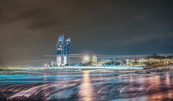 Προτάσεις για διακόσμησηΟ πίνακας σε καμβά TOPC-143 είναι ιδανικός για να ενσωματωθεί σε διάφορες διακοσμητικές τάσεις, όπως το κλασικό, μοντέρνο ή μινιμαλιστικό στυλ. Οι μαλακές, φυσικές αποχρώσεις του τοπίου δίδουν μια αίσθηση γαλήνης και αρμονίας, καθιστώντας το κατάλληλο για χώρους όπως το σαλόνι, το γραφείο ή το υπνοδωμάτιο. Στο κλασικό στυλ μπορεί να εκπέμπει διακριτική πολυτέλεια, ενώ σε μονατέρνους χώρους, η ήρεμη φύση μπορεί να λειτουργήσει ως καταφύγιο ηρεμίας amid τον δυναμισμό. Στους μινιμαλιστικούς χώρους, η απλότητα του τοπίου ενισχύει τη συνοχή και την καθαρότητα του χώρου.Λίγα λόγια για τον πίνακαΑυτός ο πίνακας σε καμβά ανήκει στη συλλογή τοπίων και φύσης, το οποίο αντικατοπτρίζει τη δύναμη και την ηρεμία της φύσης. Τα χρώματα του πίνακα, κυρίως γήινες αποχρώσεις του πράσινου και του μπλε, συμβάλλουν στη δημιουργία ενός ευχάριστου και χαλαρωτικού κλίματος. Οι ελαφρές ανάγλυφες πινελιές αποτυπώνουν πιστά τη λεπτομέρεια και την αισθητική του τοπίου, προσκαλώντας το θεατή να χαθεί στην αρμονία της φύσης. Βλέποντας τον πίνακα TOPC-143, ανακαλύπτει κανείς μια βαθιά αίσθηση εσωτερικής γαλήνης και σύνδεσης με τη φύση. Η εικόνα αποπνέει μια αίσθηση ηρεμίας και αναπόλησης, μεταφέροντας τον θεατή σε ένα καταπράσινο τοπίο που αναδύει φρεσκάδα και καθαρότητα. Προκαλεί συναισθήματα χαλάρωσης και ελευθερίας, ενώ συγχρόνως θυμίζει τη φυσική ομορφιά που συχνά λησμονείται στις ταχύτητες της καθημερινής ζωής.Ψηφιακή εκτύπωση σε καμβά. Ο καμβάς είναι υψηλής ποιότητας, ειδικός για ψηφιακή εκτύπωση που αναδεικνύει τα χρώματα. Είναι ιδανικός για διακόσμηση εσωτερικών χώρων. Παραλαμβάνετε τον πίνακα με την ψηφιακή εκτύπωση καμβά, τελαρωμένο σε τελάρο από ανθεκτικό ξύλο 2εκ, στη διάσταση που θέλετε.