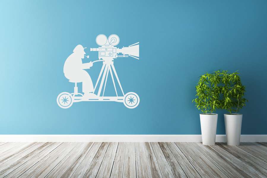 Αυτοκόλλητο τοίχου από βινύλιο που απεικονίζει ένα κινηματογραφιστή πάνω σε κινούμενη πλατφόρμα με κάμερα. Είναι ανθεκτικό και κολλάει και ξεκολλάει εύκολα.Μπορείτε να μας ζητήσετε να εκτυπωθεί σε ότι διάσταση και χρώμα θέλετε. 