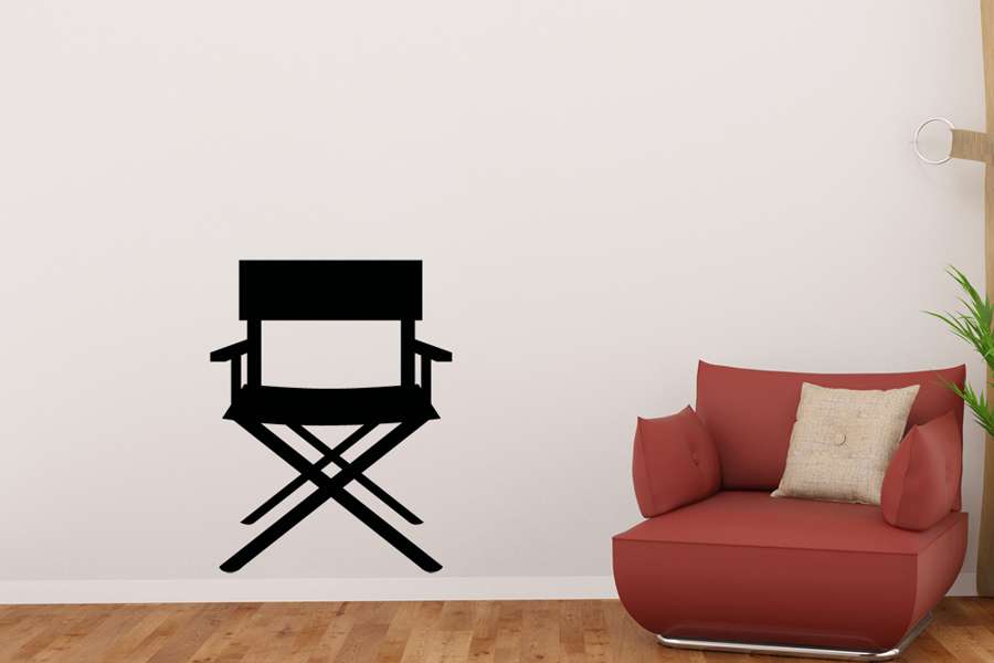 Αυτοκόλλητο τοίχου από βινύλιο που απεικονίζει μια καρέκλα σκηνοθέτη. Είναι ανθεκτικό και κολλάει και ξεκολλάει εύκολα.Μπορείτε να μας ζητήσετε να εκτυπωθεί σε ότι διάσταση και χρώμα θέλετε. 