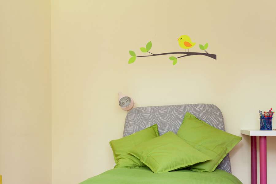 Αυτοκόλλητο τοίχου από βινύλιο που απεικονίζει ένα πουλάκι με πορτοκαλί και πράσινα χρώματα πάνω σε ένα καφέ κλαδί με πράσινα φύλλα. Είναι ανθεκτικό και κολλάει και ξεκολλάει εύκολα.Μπορείτε να μας ζητήσετε να εκτυπωθεί σε ότι διάσταση θέλετε. 